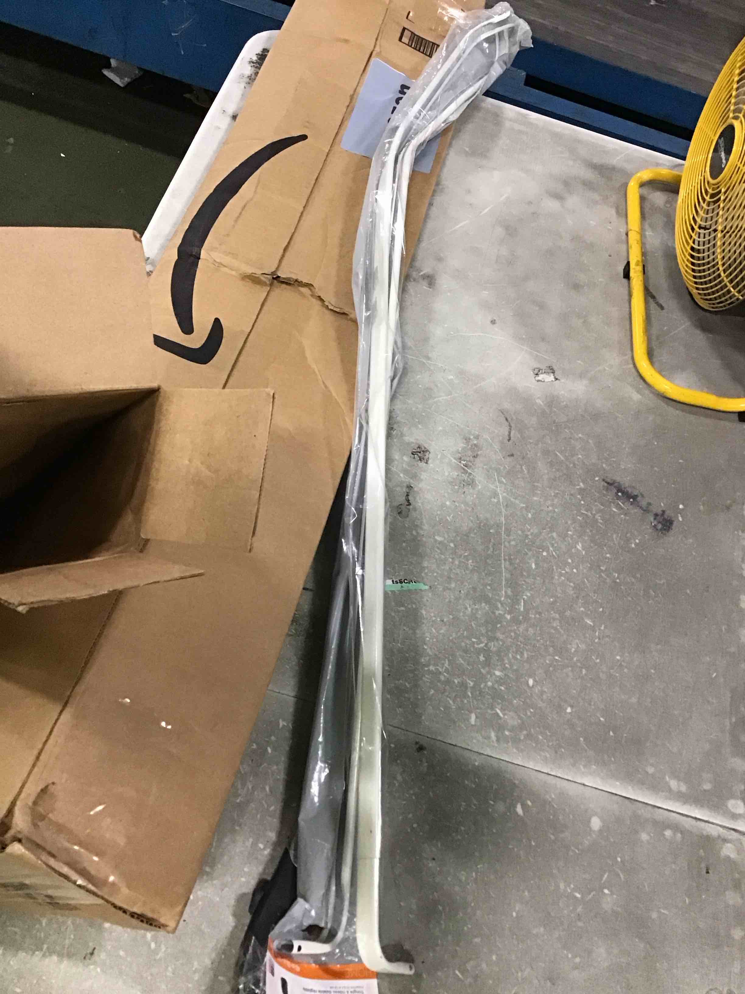 https://s3.amazonaws.com/lotting-images-prod/bidfta/BLU6822453_1720179994122.jpeg