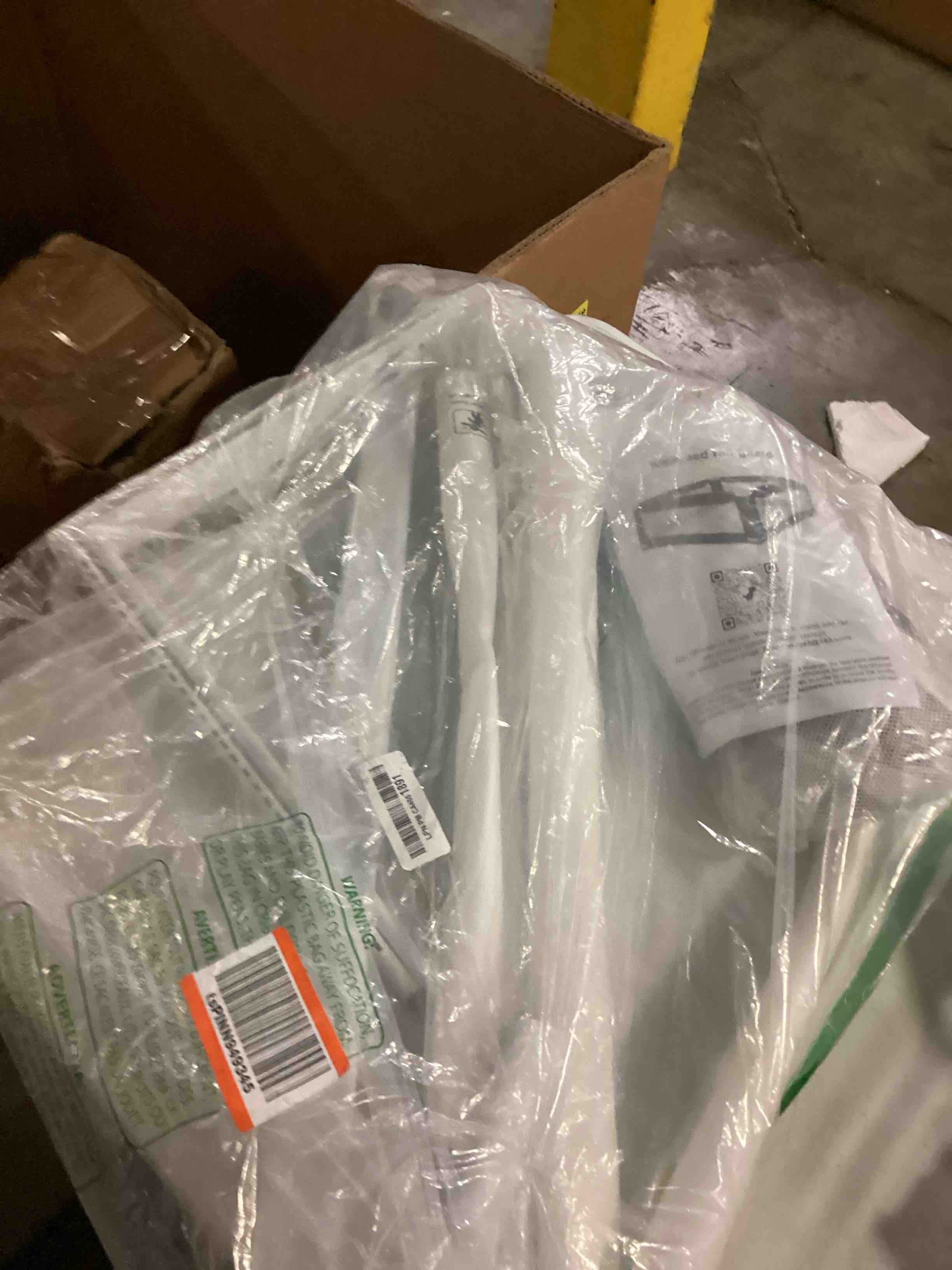 https://s3.amazonaws.com/lotting-images-prod/bidfta/BLU6825466_1726750869168.jpeg
