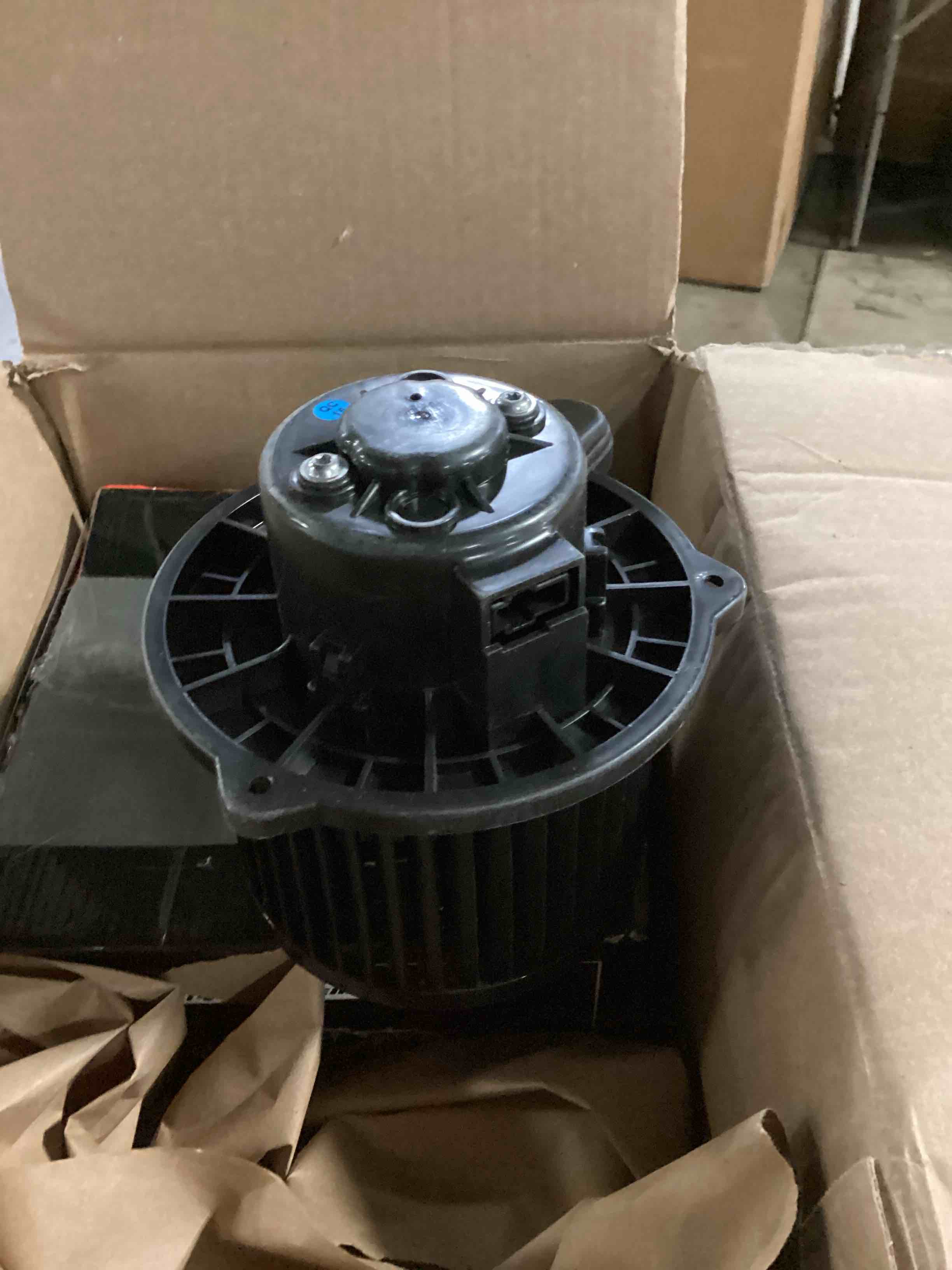 https://s3.amazonaws.com/lotting-images-prod/bidfta/BLU6826851_1727461334868.jpeg