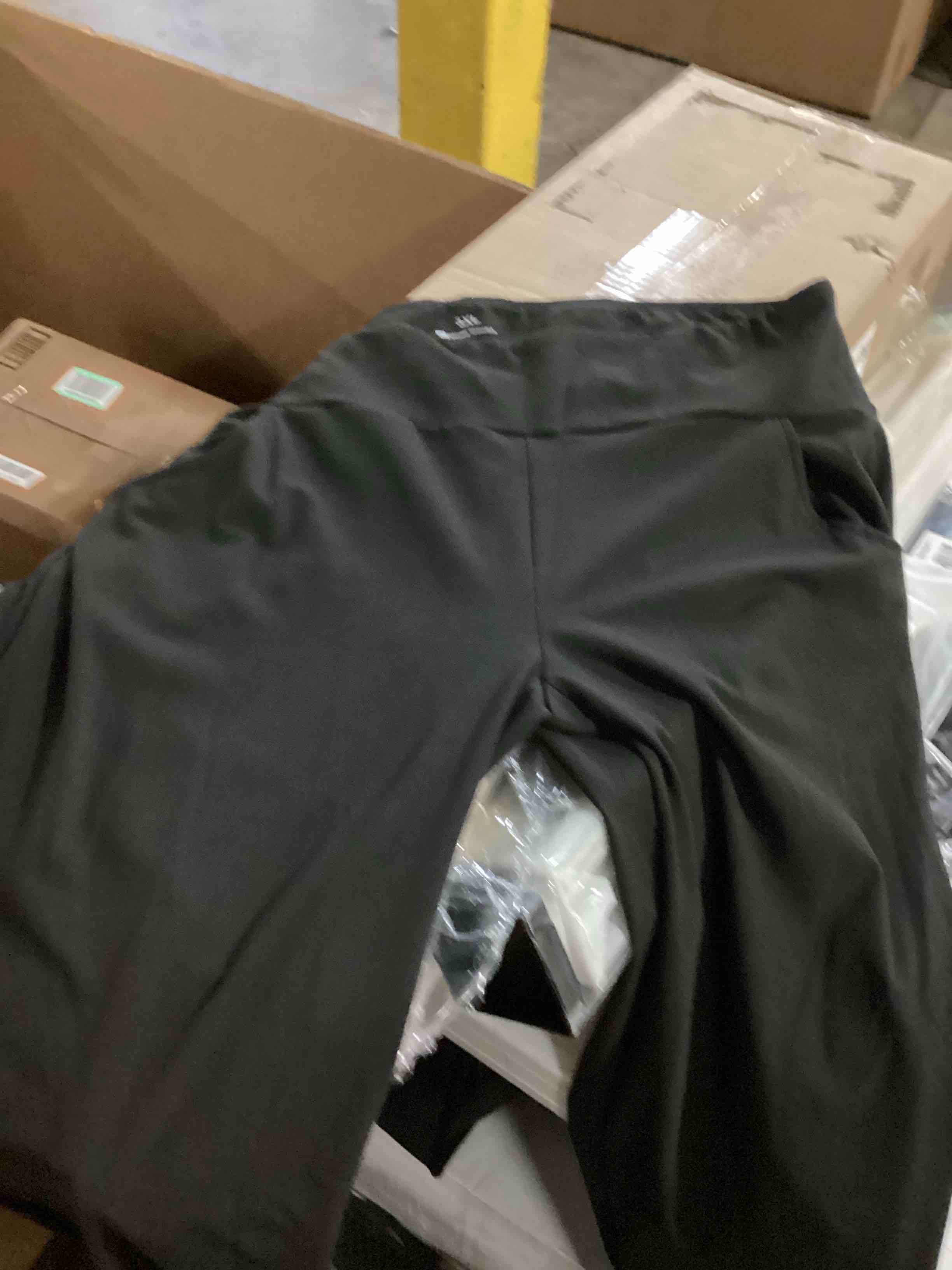 https://s3.amazonaws.com/lotting-images-prod/bidfta/BLU6826866_1727463038599.jpeg