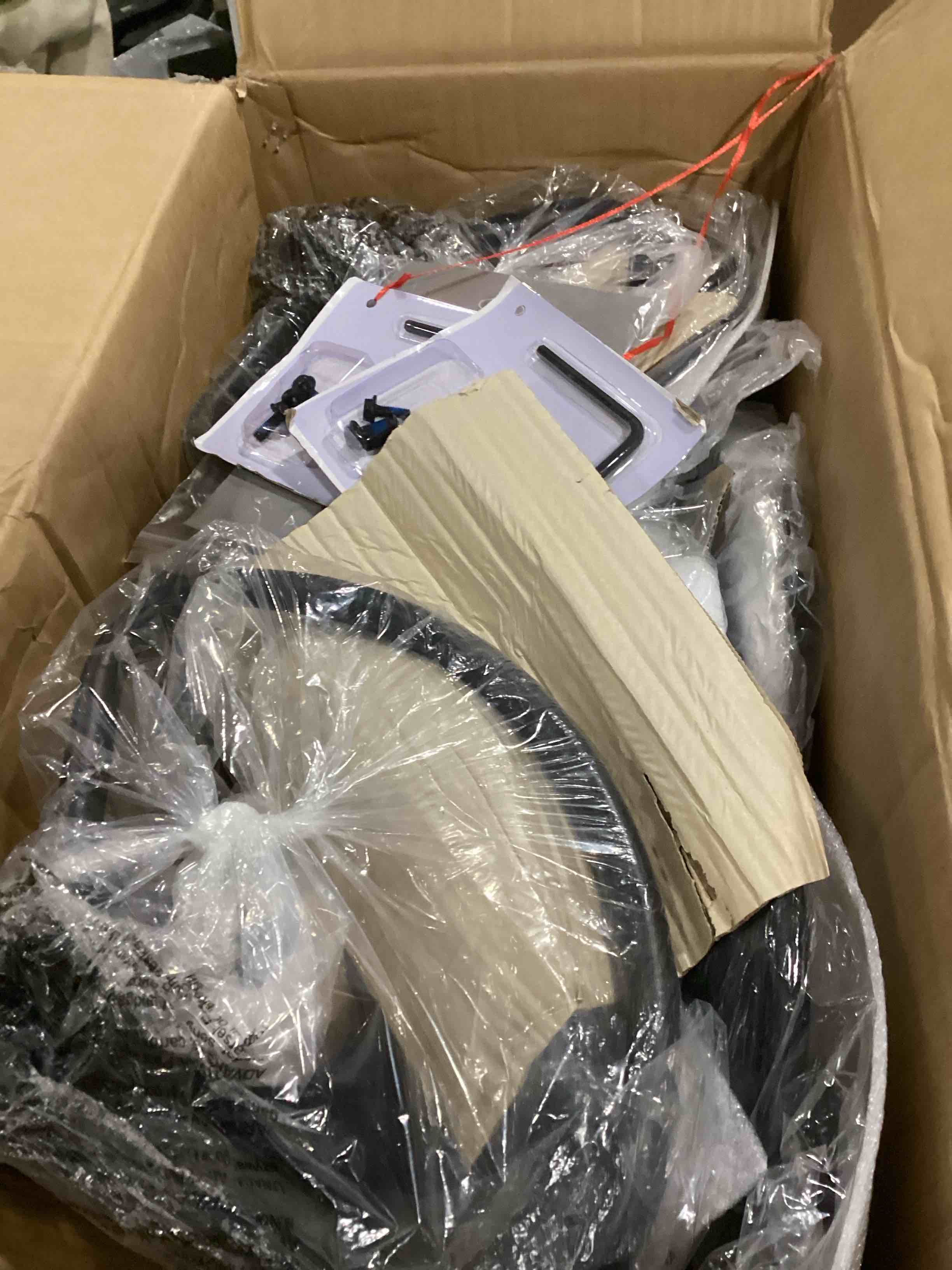 https://s3.amazonaws.com/lotting-images-prod/bidfta/BLU6828756_1724424994047.jpeg