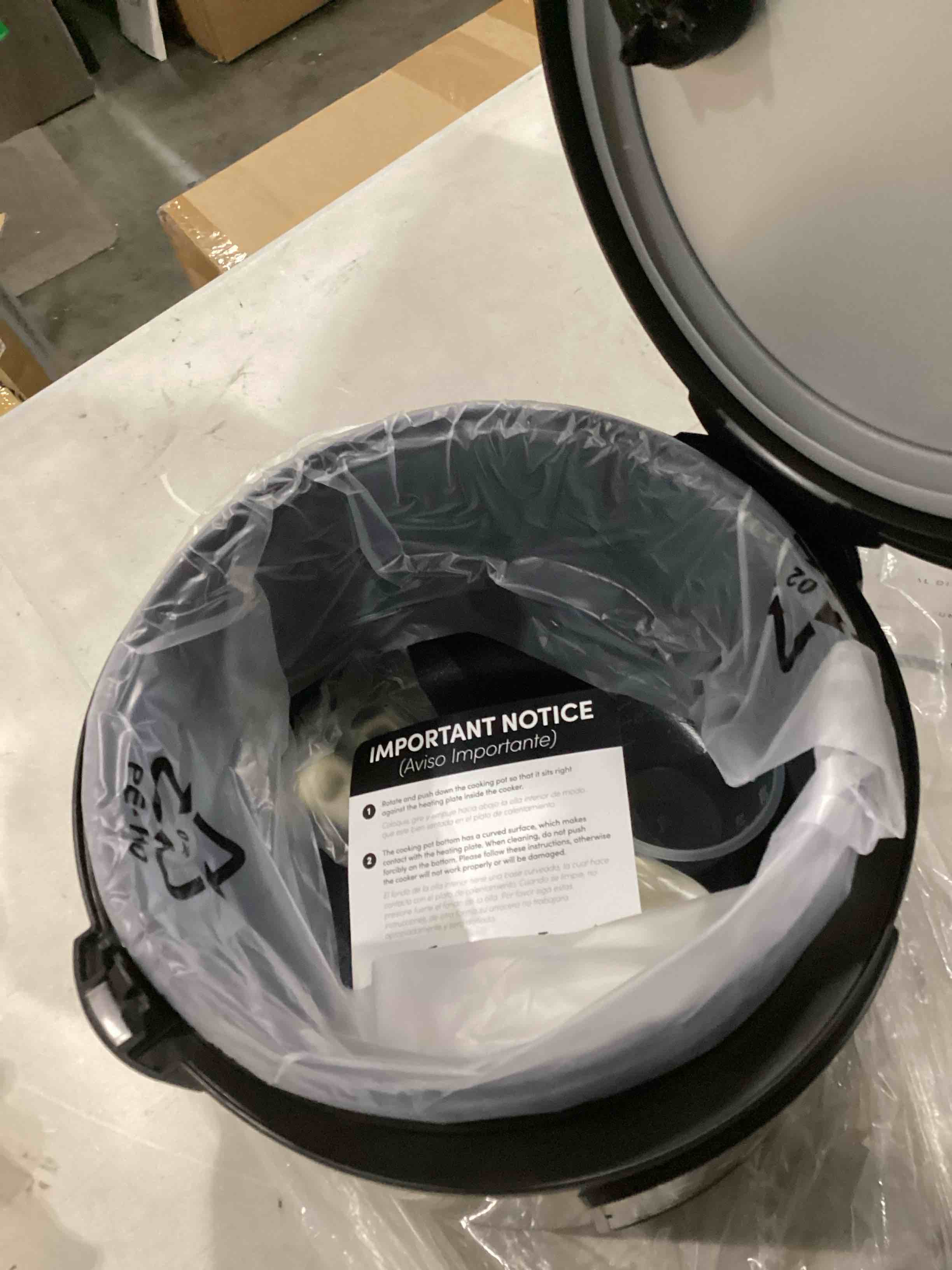 https://s3.amazonaws.com/lotting-images-prod/bidfta/BLU6829735_1725385588598.jpeg