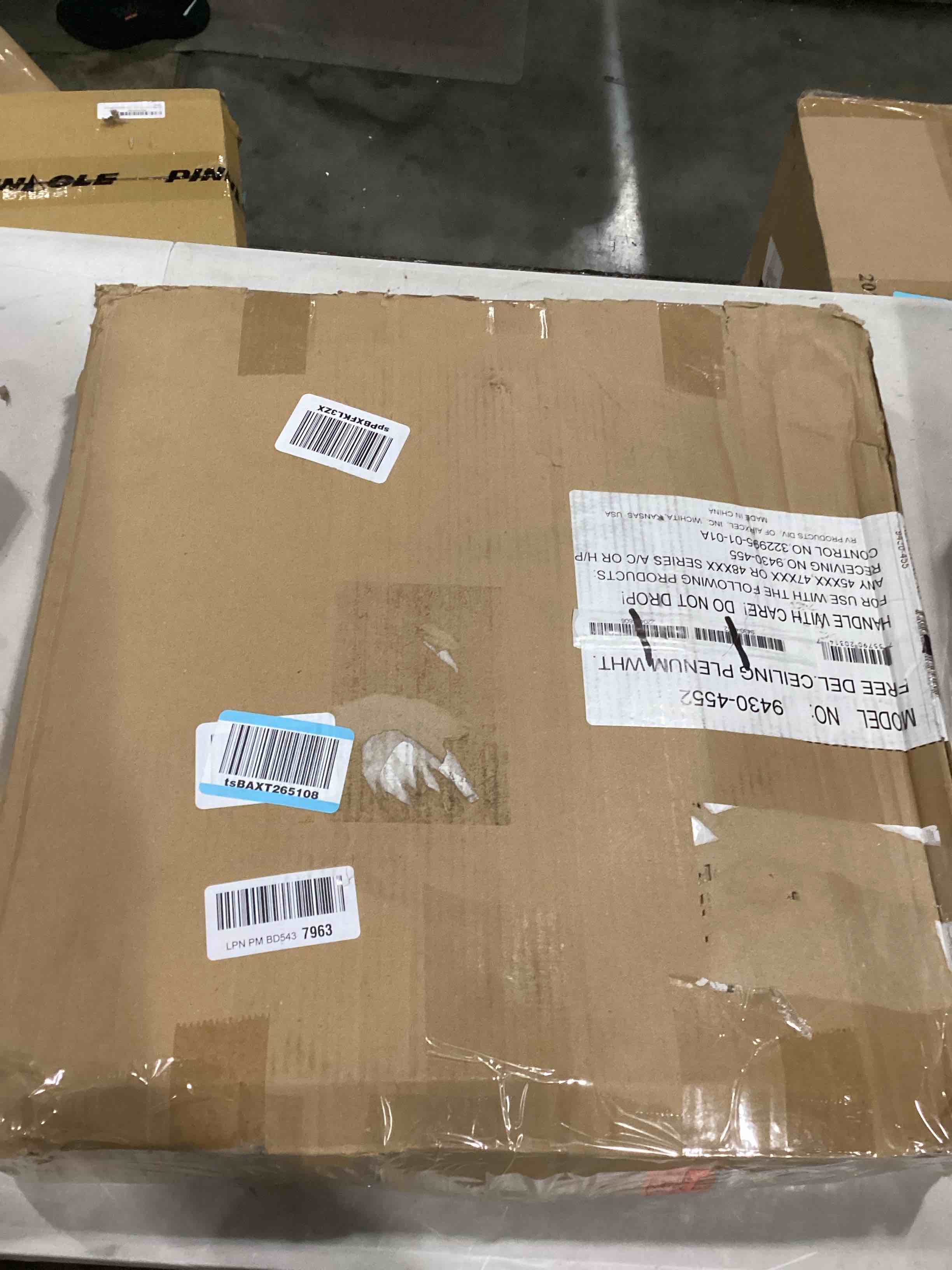 https://s3.amazonaws.com/lotting-images-prod/bidfta/BLU6829750_1725448052513.jpeg