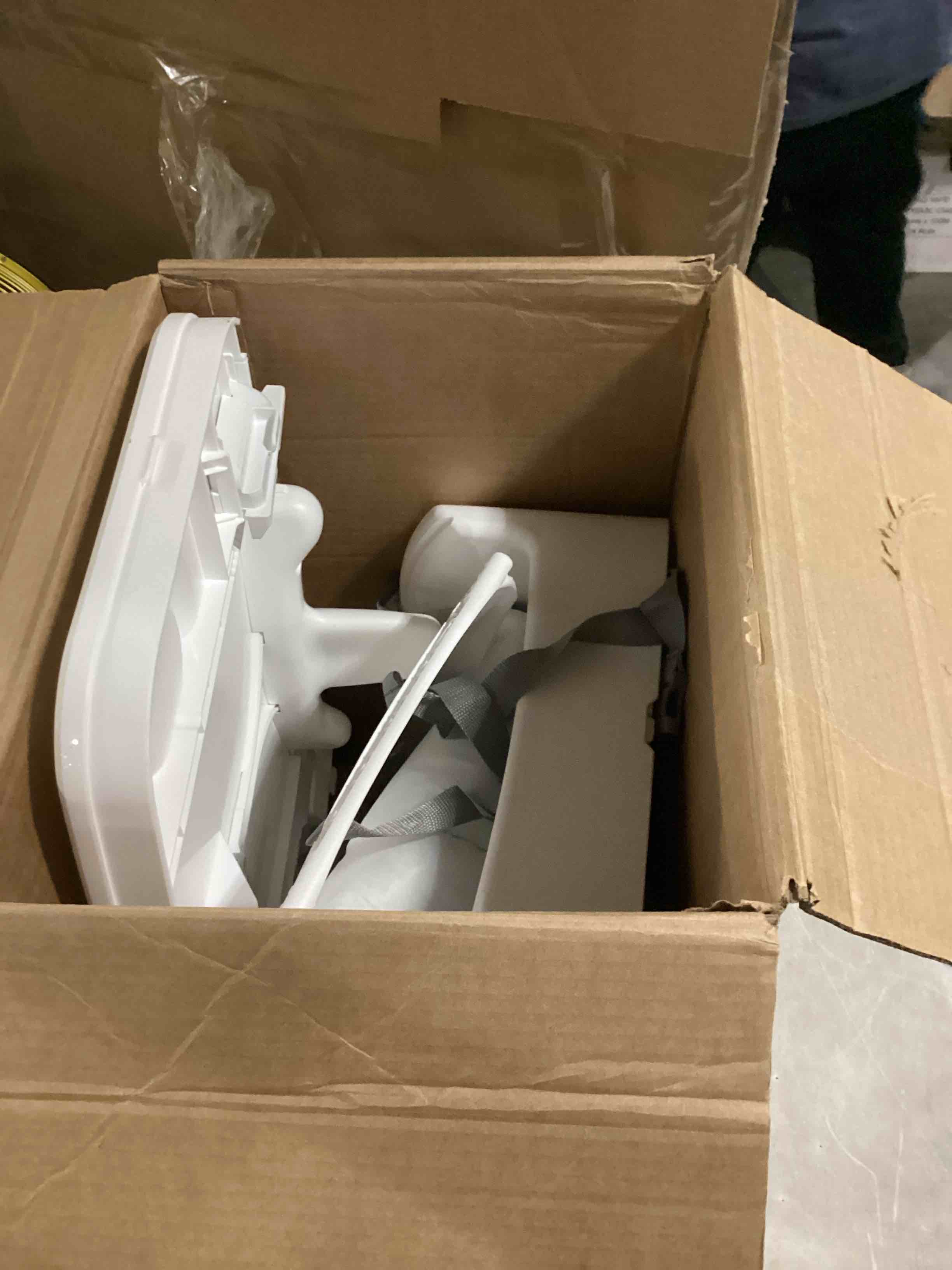 https://s3.amazonaws.com/lotting-images-prod/bidfta/BLU6830657_1726250102389.jpeg