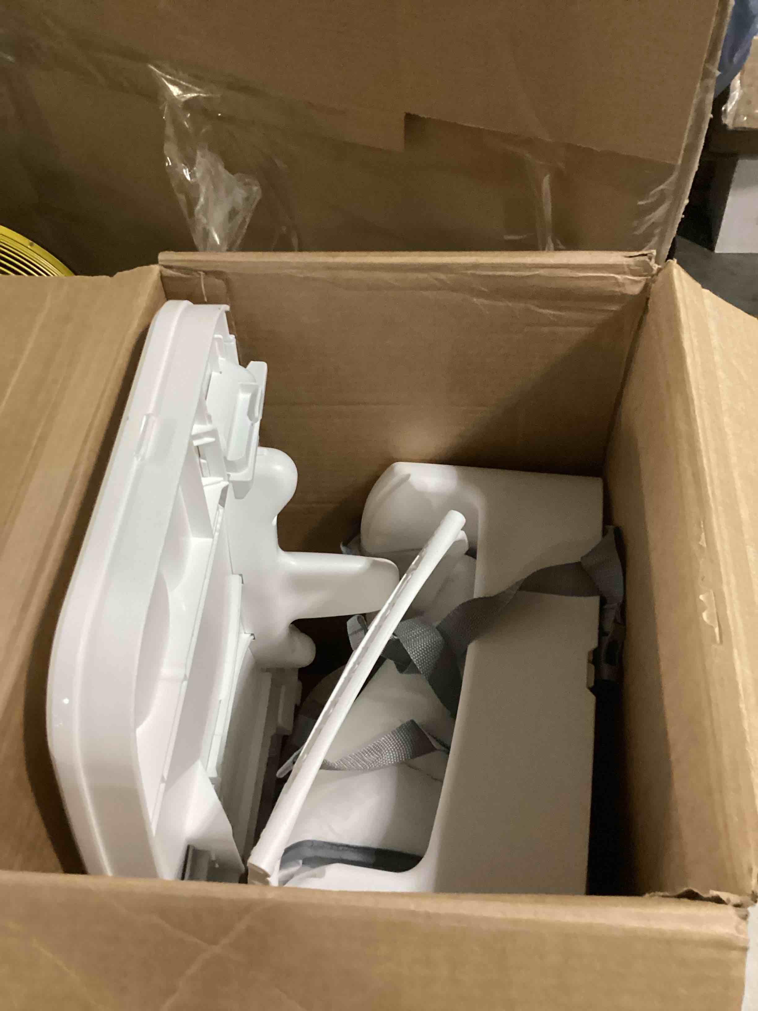 https://s3.amazonaws.com/lotting-images-prod/bidfta/BLU6830657_1726250106069.jpeg