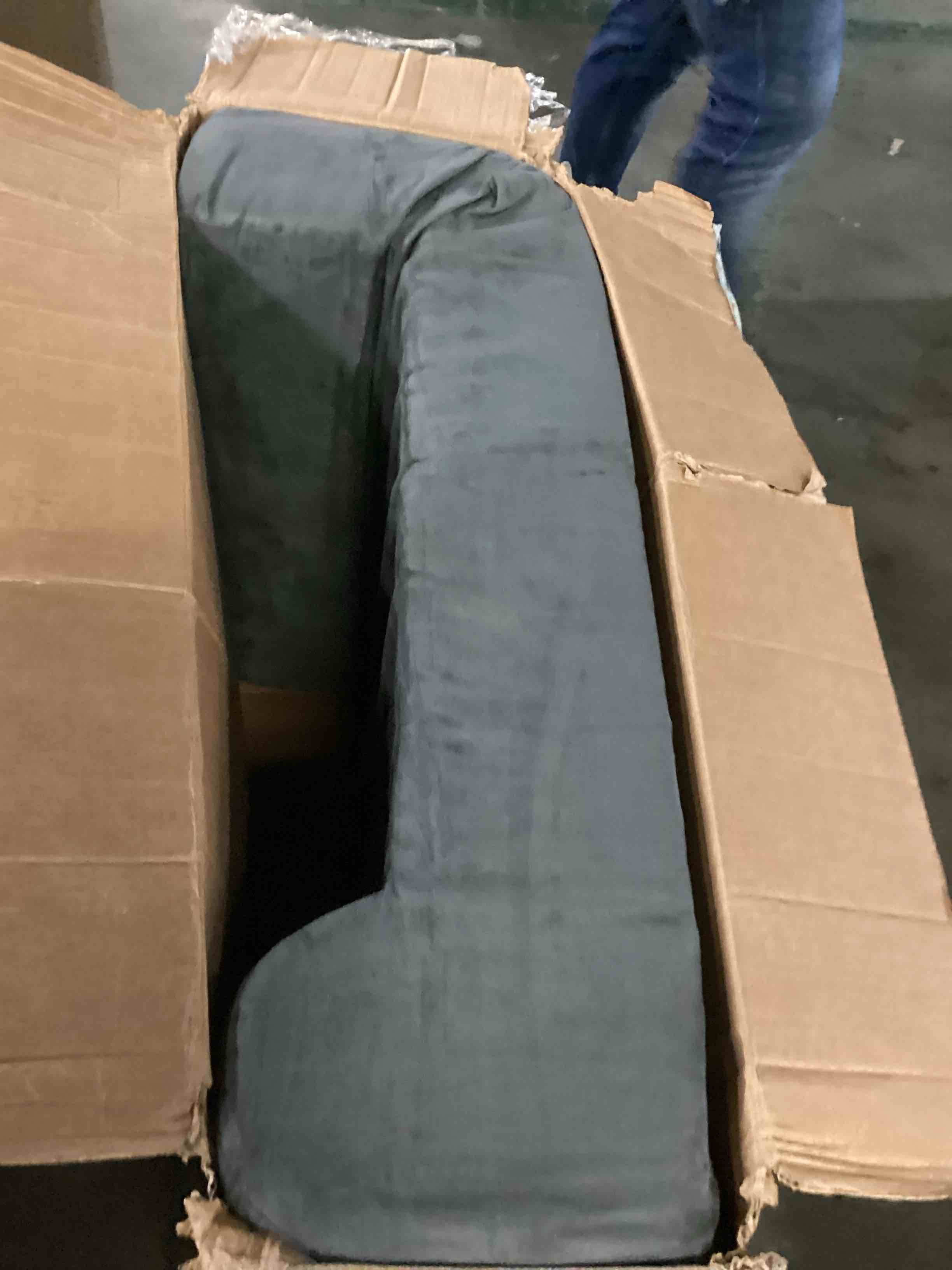 https://s3.amazonaws.com/lotting-images-prod/bidfta/BLU6833392_1726069237878.jpeg