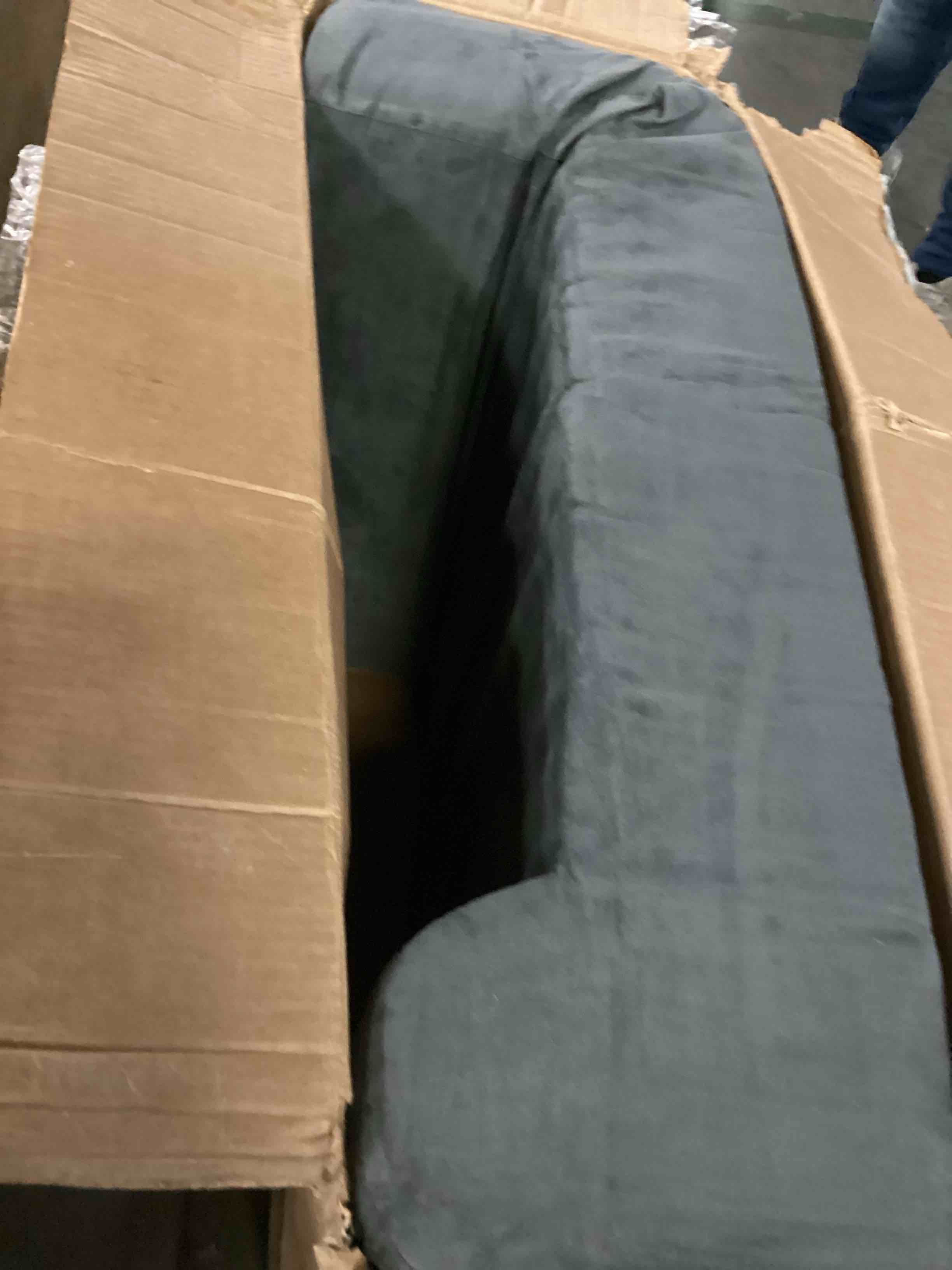 https://s3.amazonaws.com/lotting-images-prod/bidfta/BLU6833392_1726069239890.jpeg