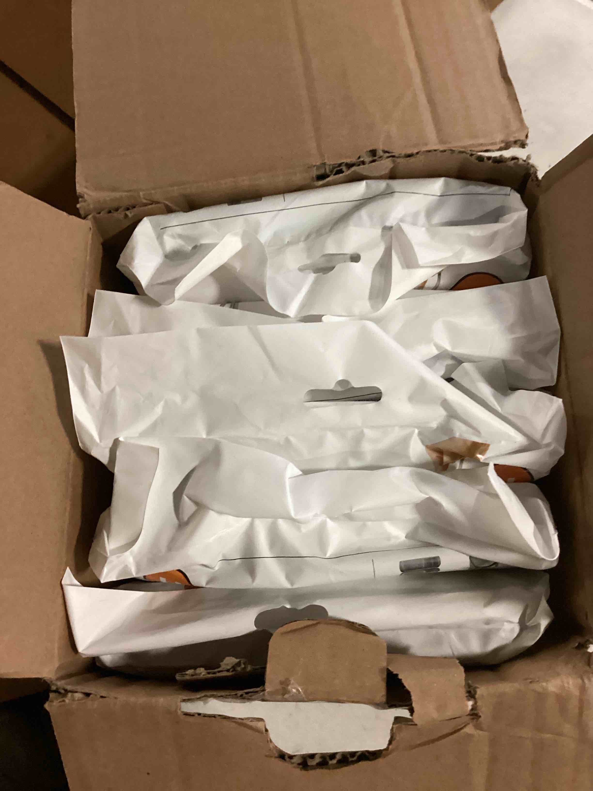 https://s3.amazonaws.com/lotting-images-prod/bidfta/BLU6834111_1726574277900.jpeg