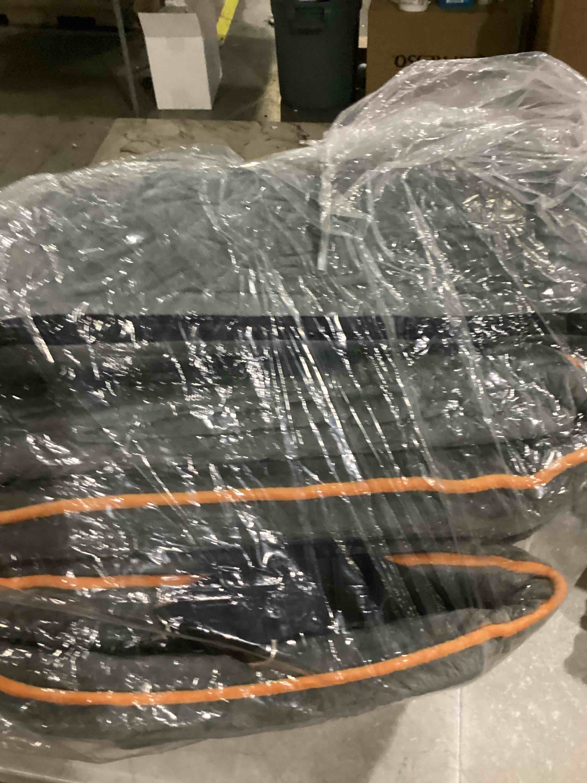 https://s3.amazonaws.com/lotting-images-prod/bidfta/BLU6834477_1725632623850.jpeg