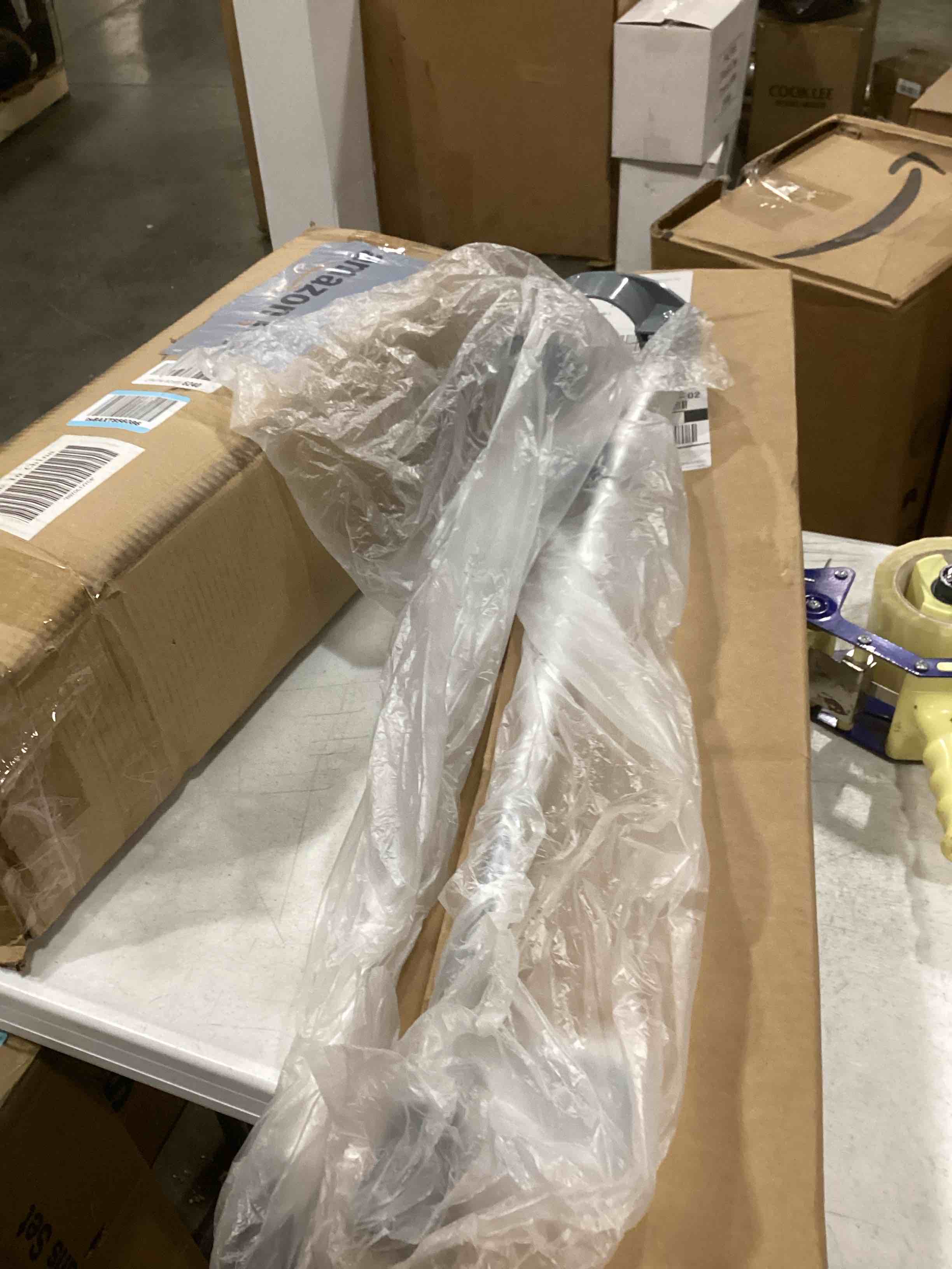 https://s3.amazonaws.com/lotting-images-prod/bidfta/BLU6836819_1728920081982.jpeg
