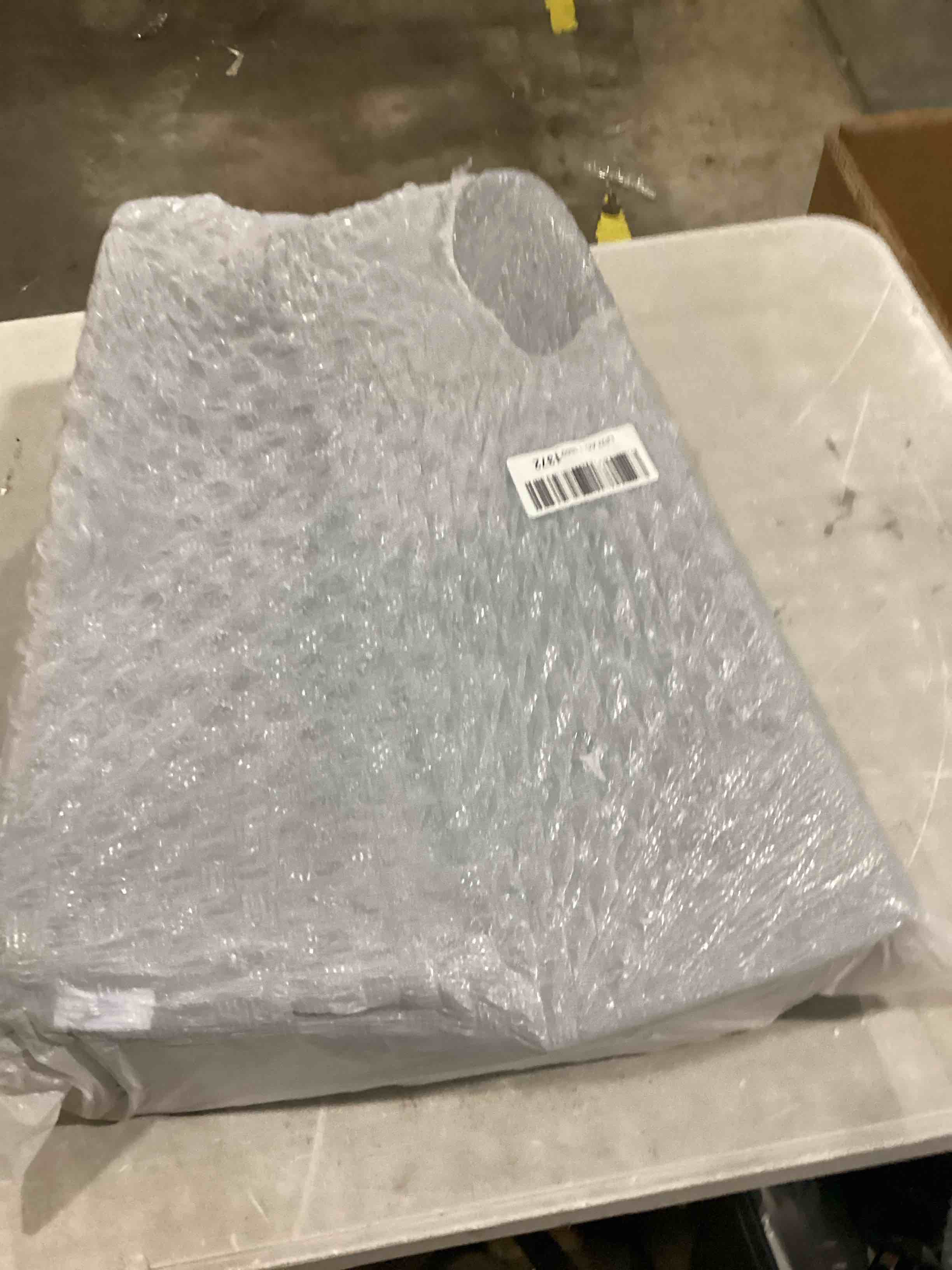 https://s3.amazonaws.com/lotting-images-prod/bidfta/BLU6838255_1731689726994.jpeg