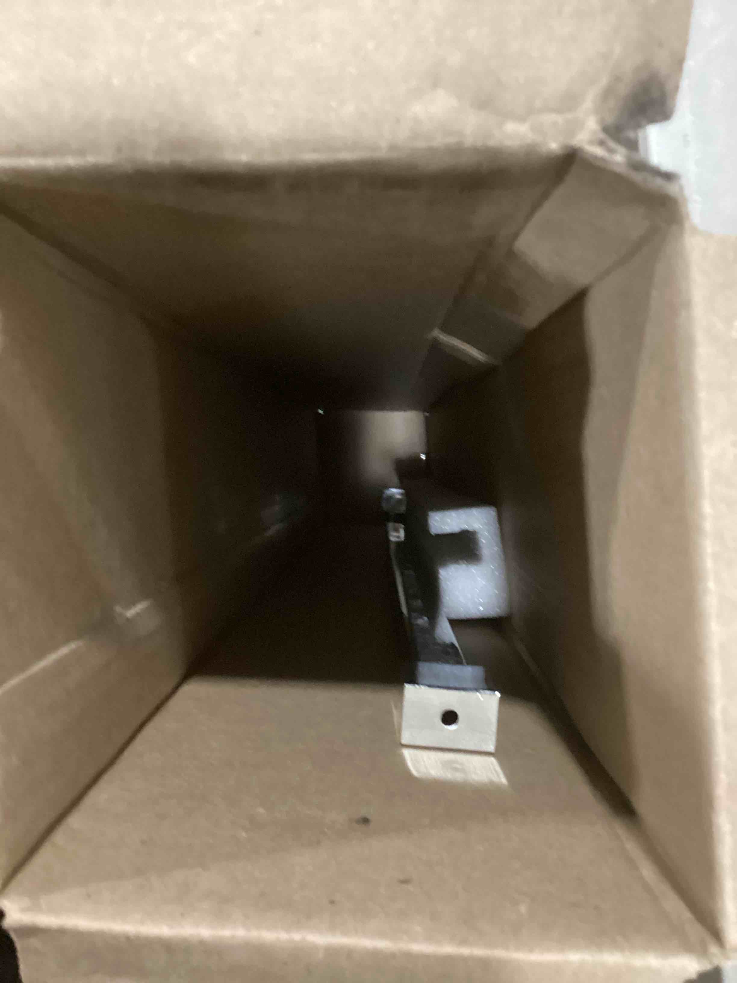 https://s3.amazonaws.com/lotting-images-prod/bidfta/BLU6839724_1729596754486.jpeg