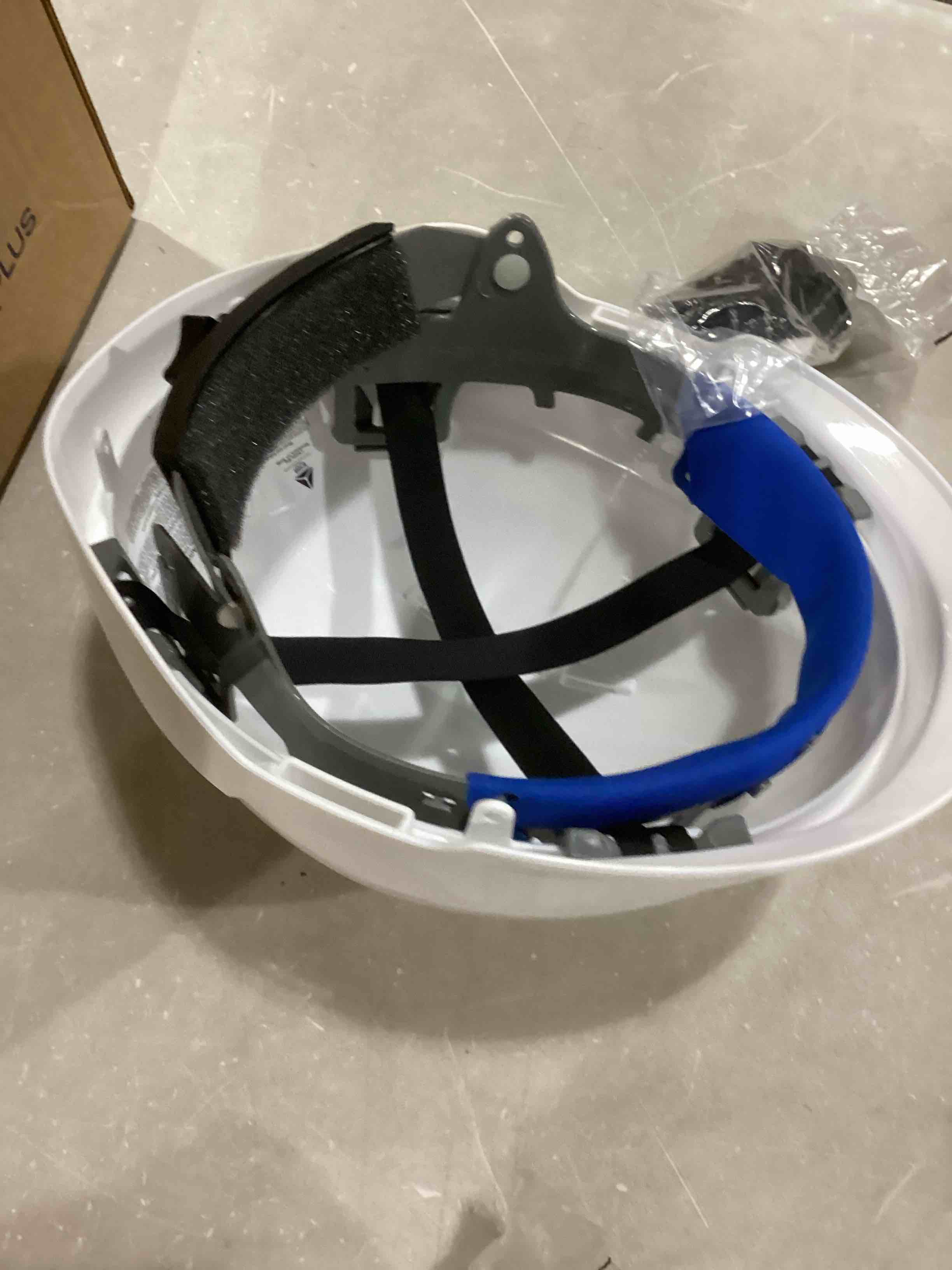 https://s3.amazonaws.com/lotting-images-prod/bidfta/BLU6839914_1729621123965.jpeg