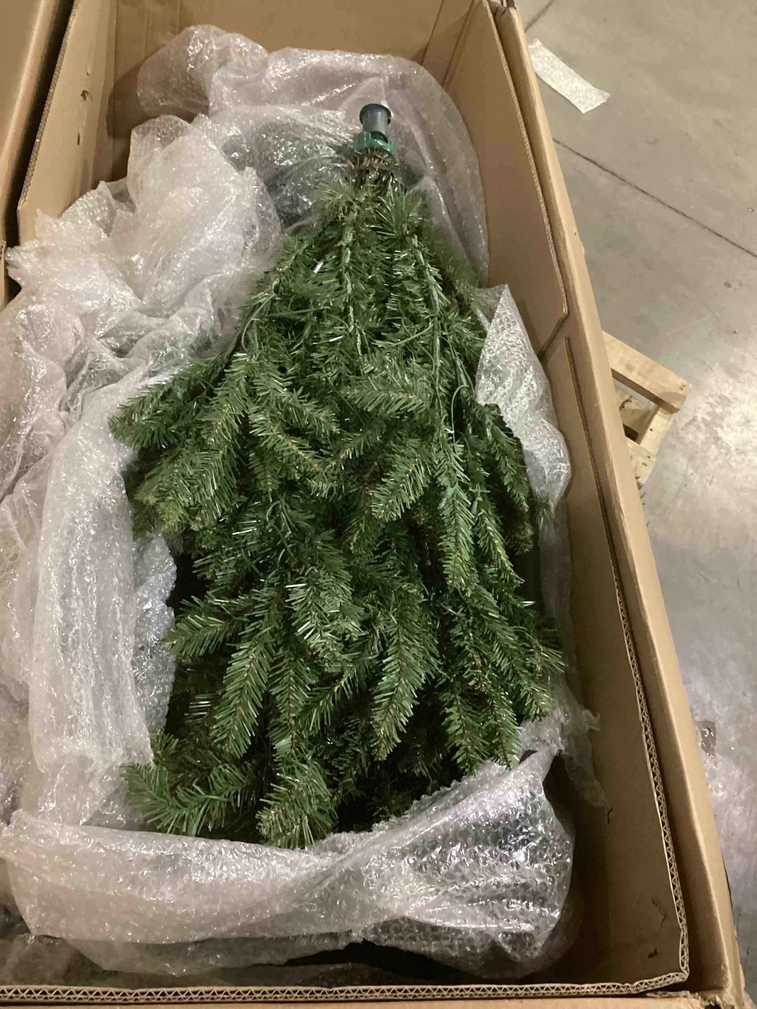 Green Feather Artificial Christmas Tree with 600 Clear & White Lights