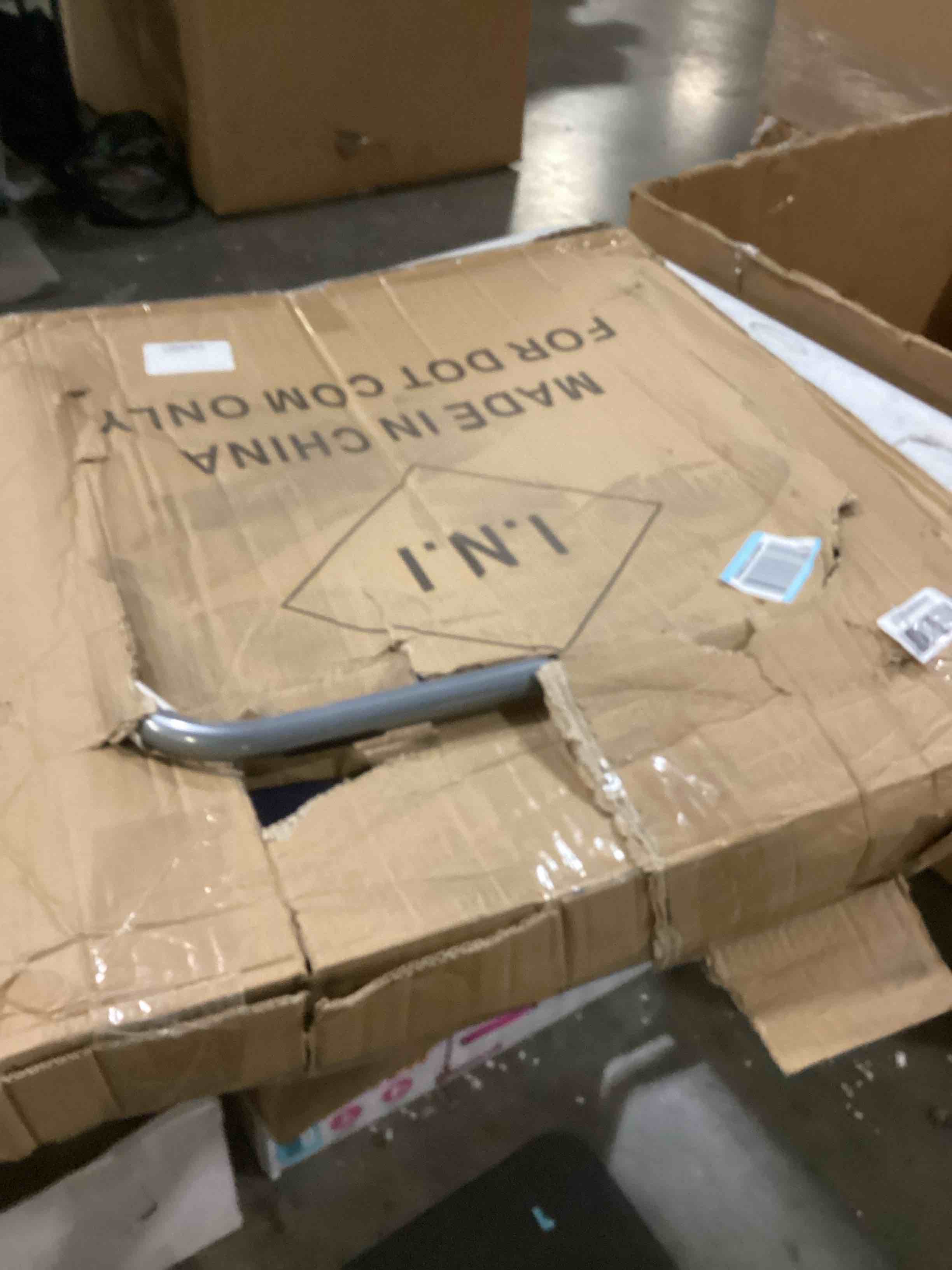 https://s3.amazonaws.com/lotting-images-prod/bidfta/BLU6844400_1730208915927.jpeg
