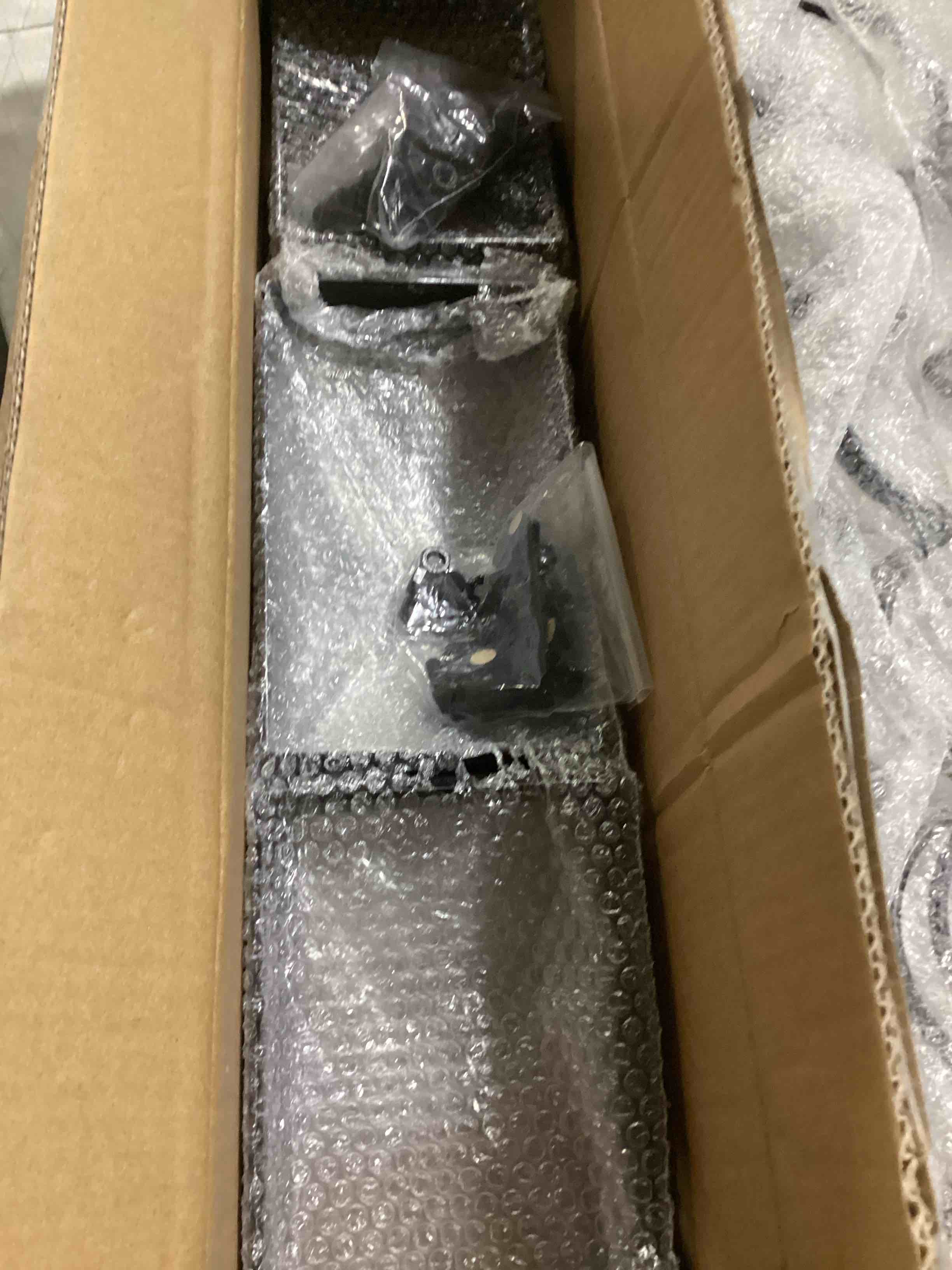 https://s3.amazonaws.com/lotting-images-prod/bidfta/BLU6844424_1730213194743.jpeg