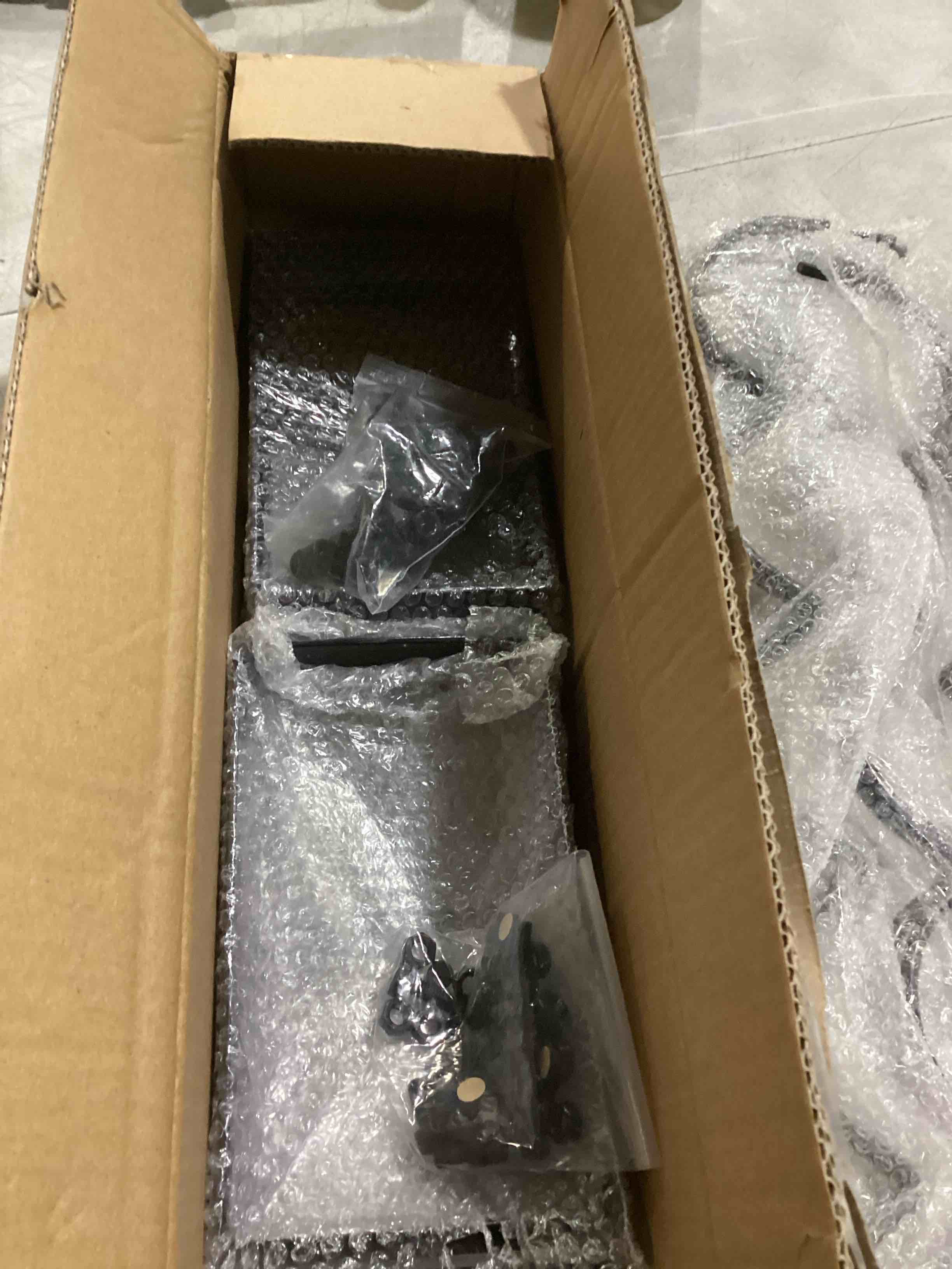 https://s3.amazonaws.com/lotting-images-prod/bidfta/BLU6844424_1730213196200.jpeg