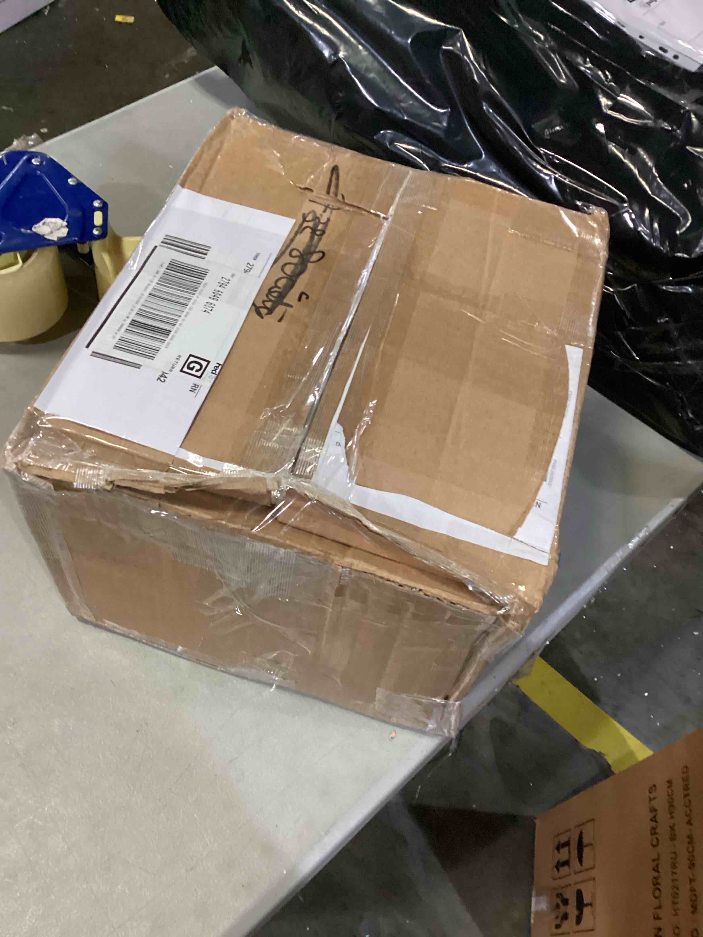 https://s3.amazonaws.com/lotting-images-prod/bidfta/BLU6844987_1728414794397.jpeg