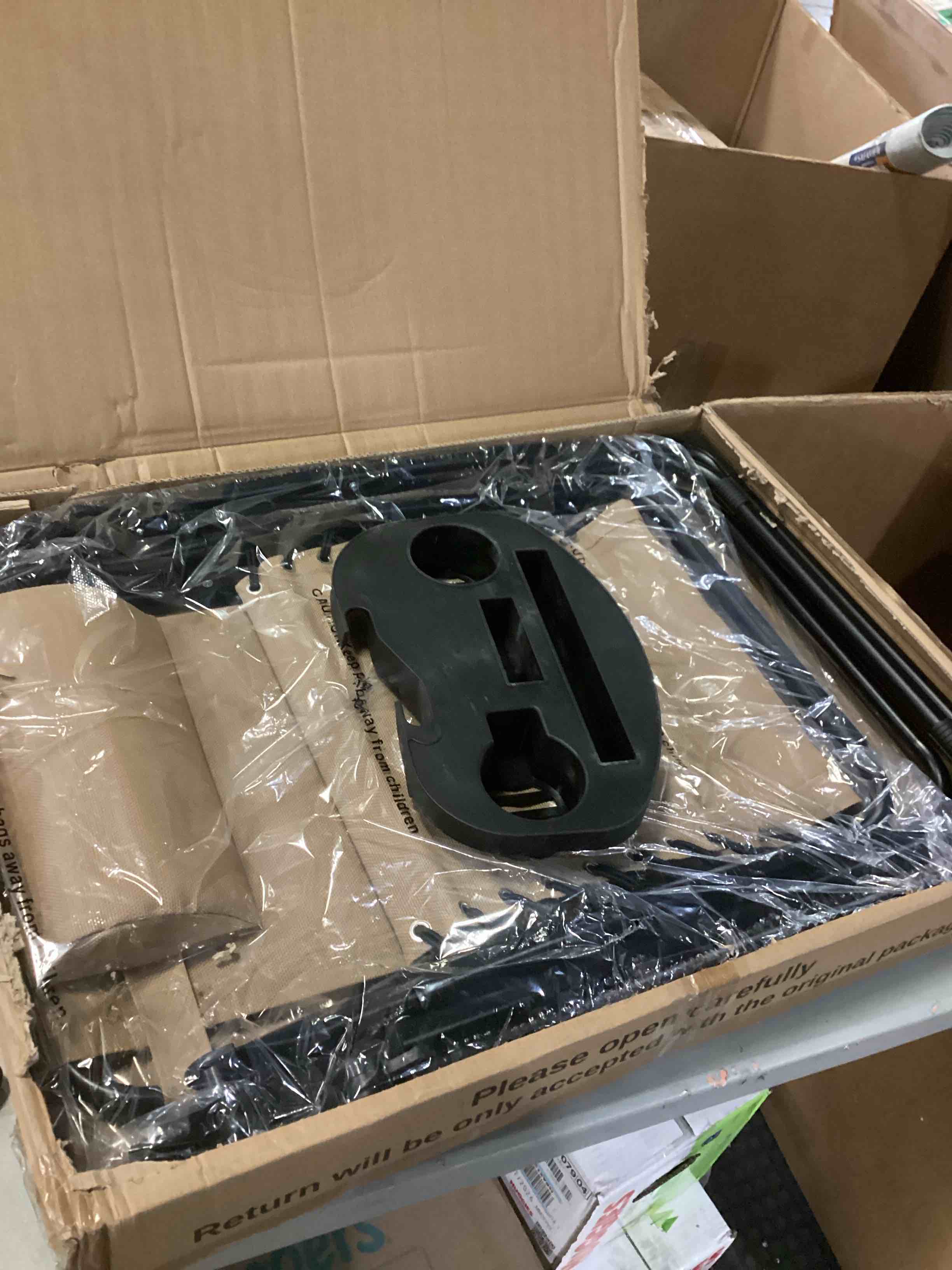 https://s3.amazonaws.com/lotting-images-prod/bidfta/BLU6846001_1729710053585.jpeg