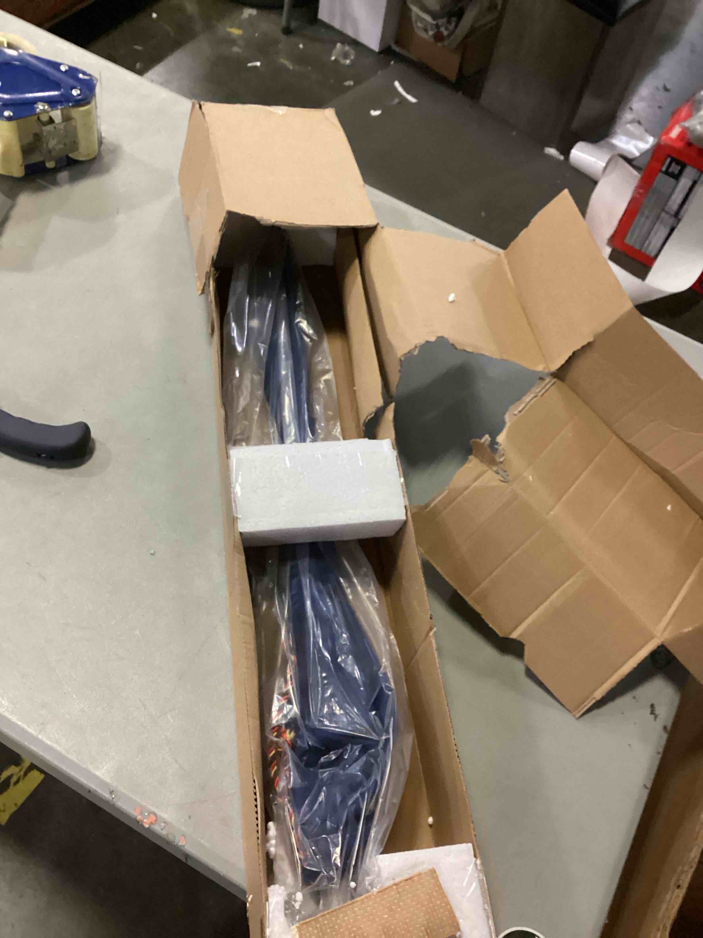 https://s3.amazonaws.com/lotting-images-prod/bidfta/BLU6846207_1730127344110.jpeg