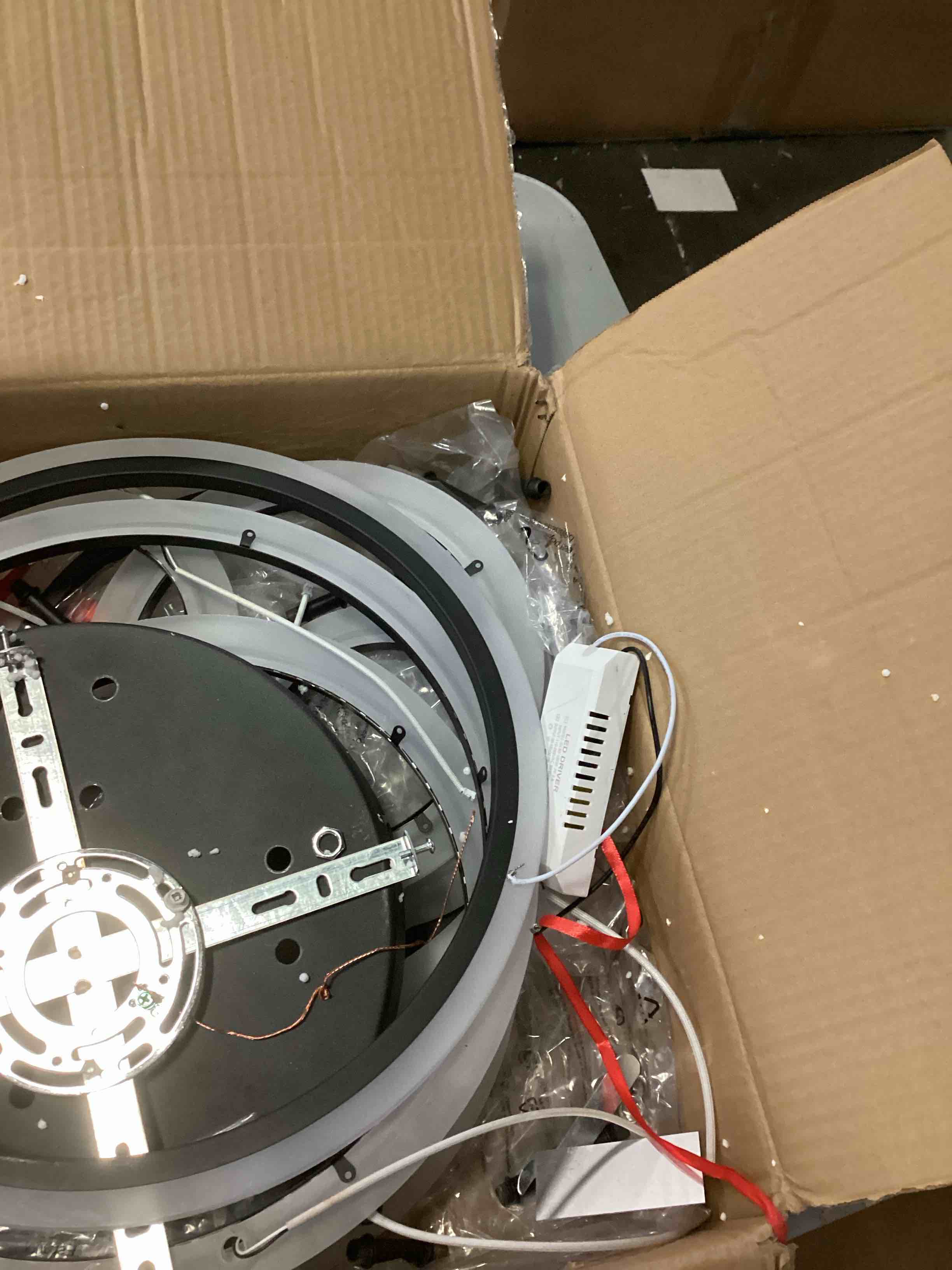 https://s3.amazonaws.com/lotting-images-prod/bidfta/BLU6846215_1730128871883.jpeg