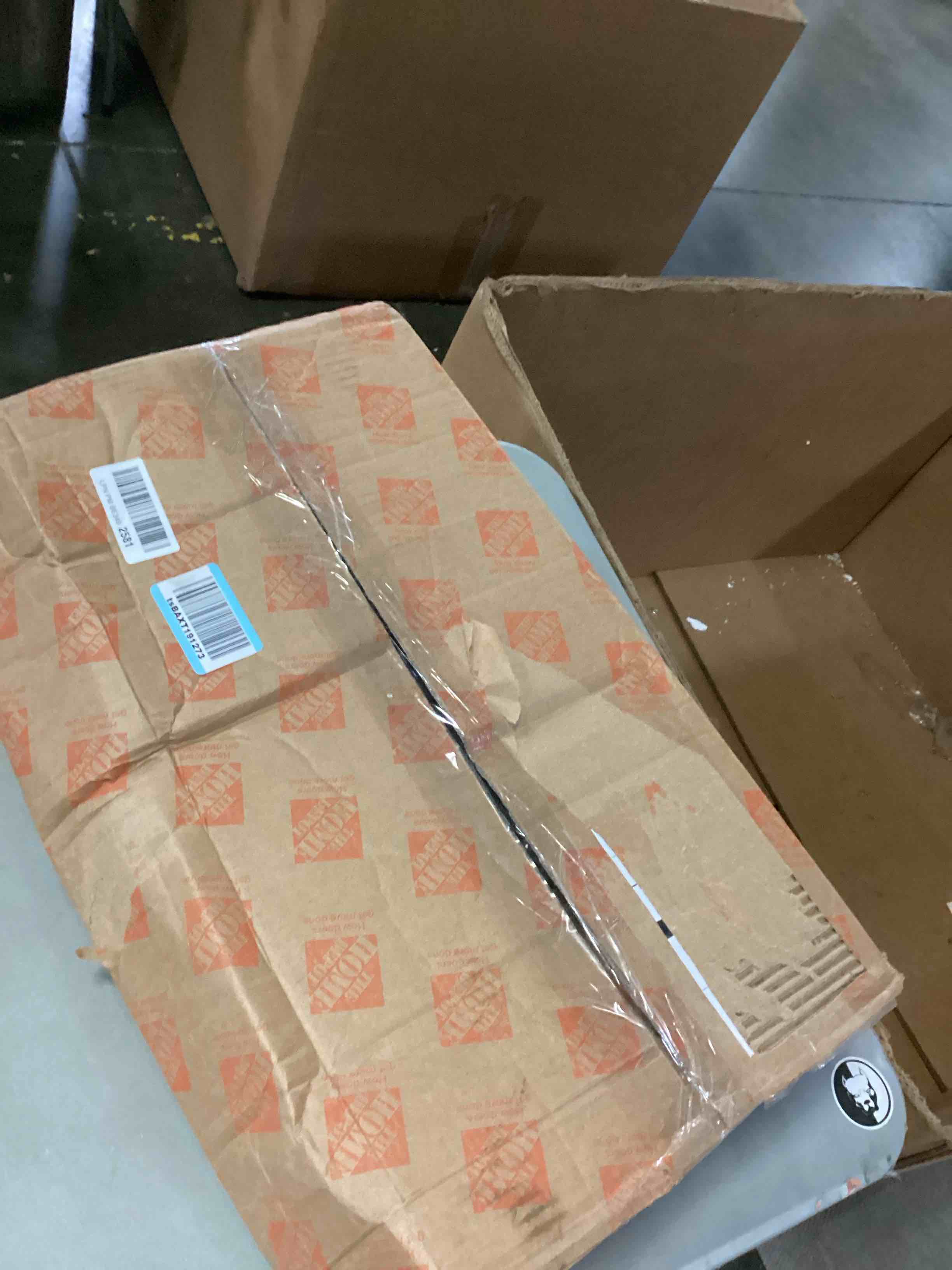 https://s3.amazonaws.com/lotting-images-prod/bidfta/BLU6846269_1730200272805.jpeg