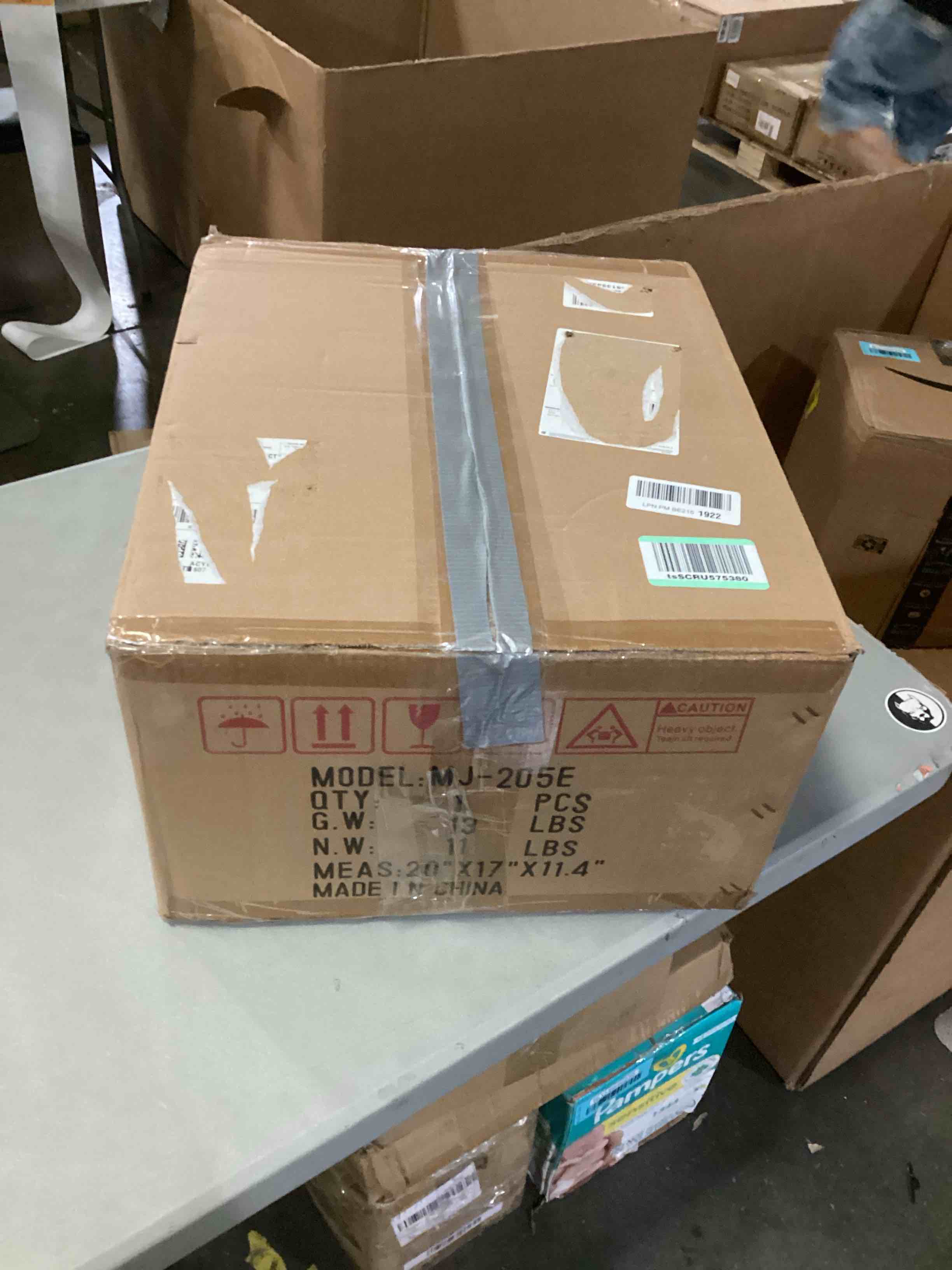 https://s3.amazonaws.com/lotting-images-prod/bidfta/BLU6846287_1730202946937.jpeg