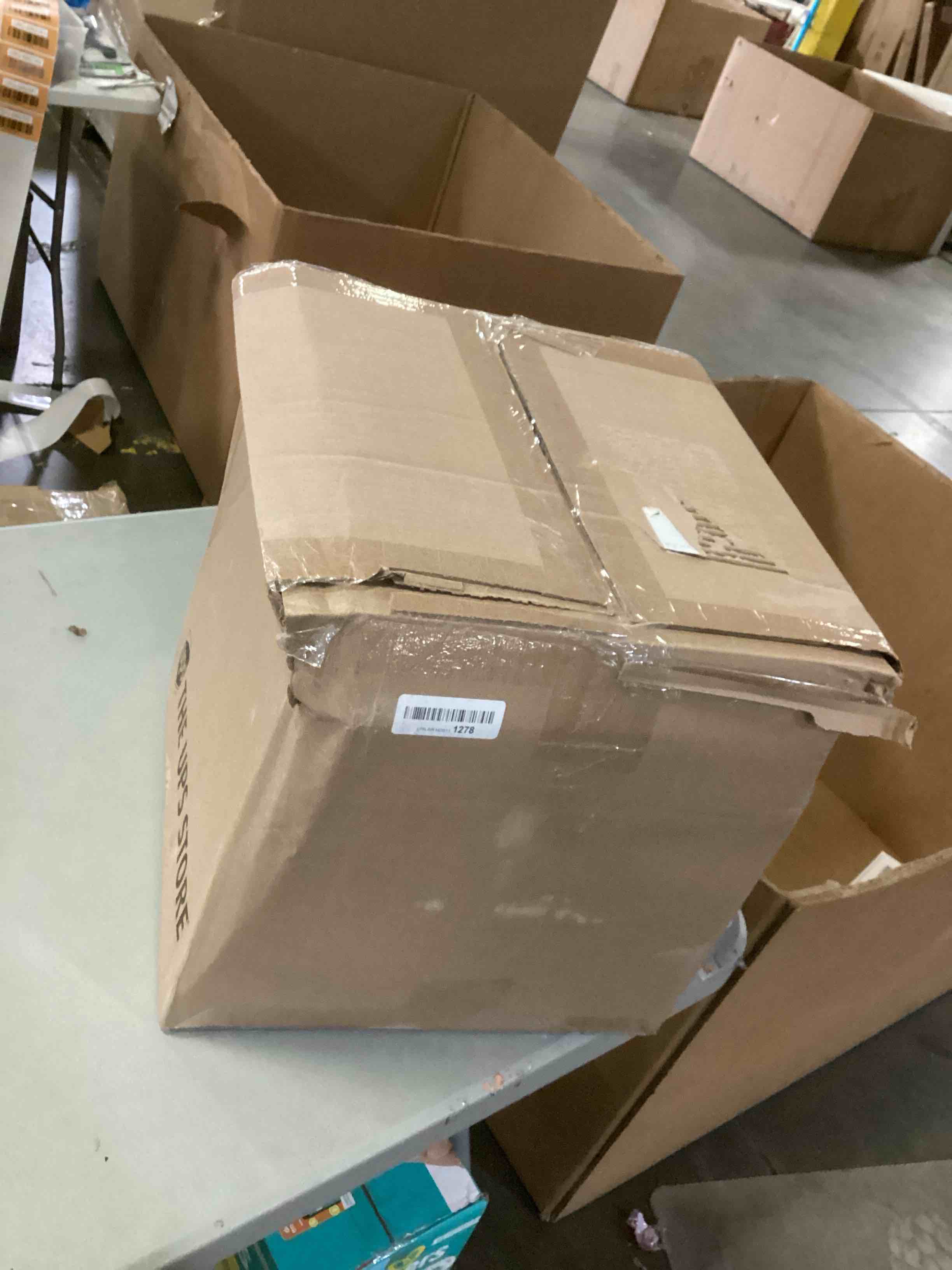 https://s3.amazonaws.com/lotting-images-prod/bidfta/BLU6846401_1730227854543.jpeg