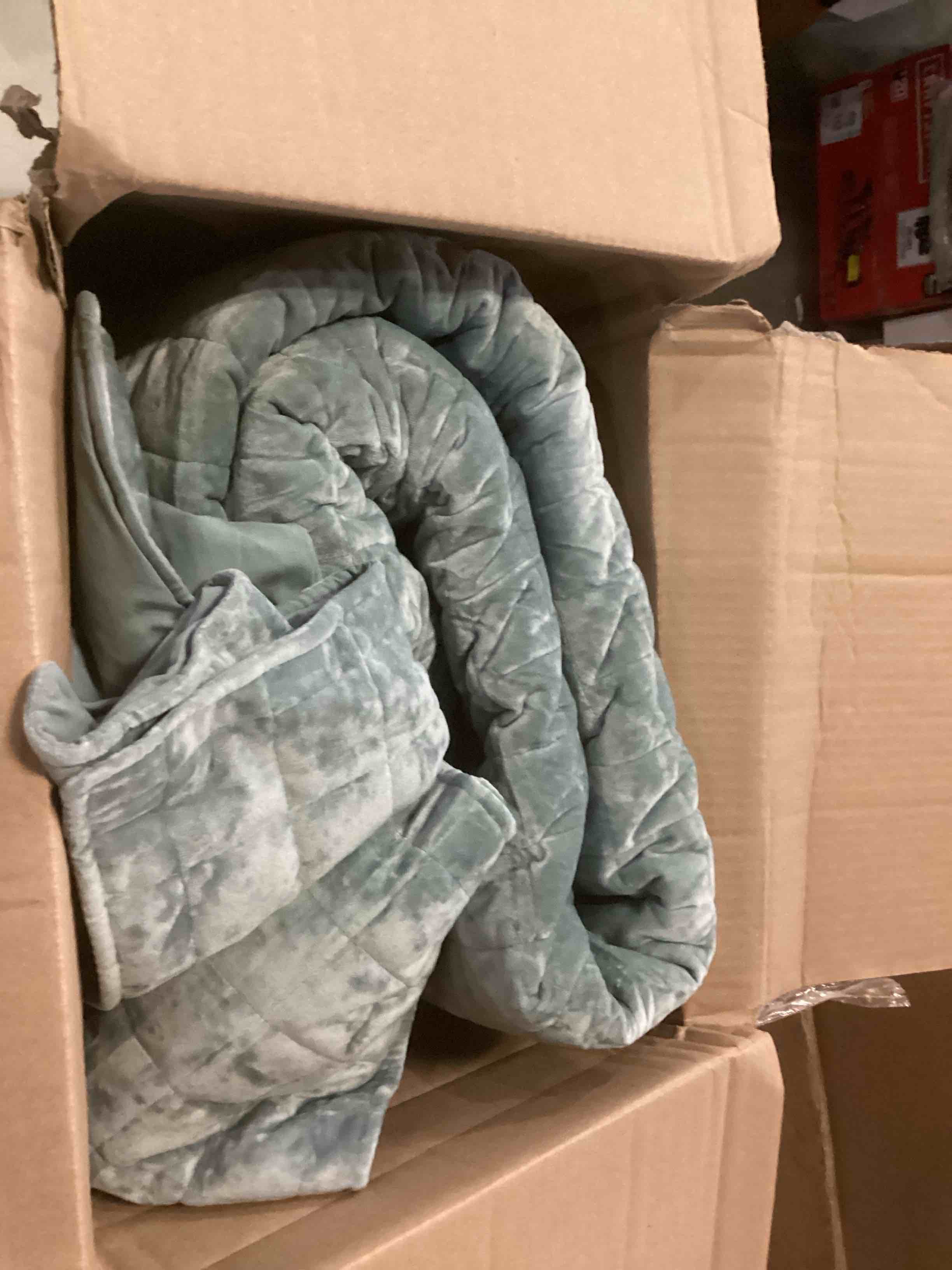 https://s3.amazonaws.com/lotting-images-prod/bidfta/BLU6846401_1730227876234.jpeg