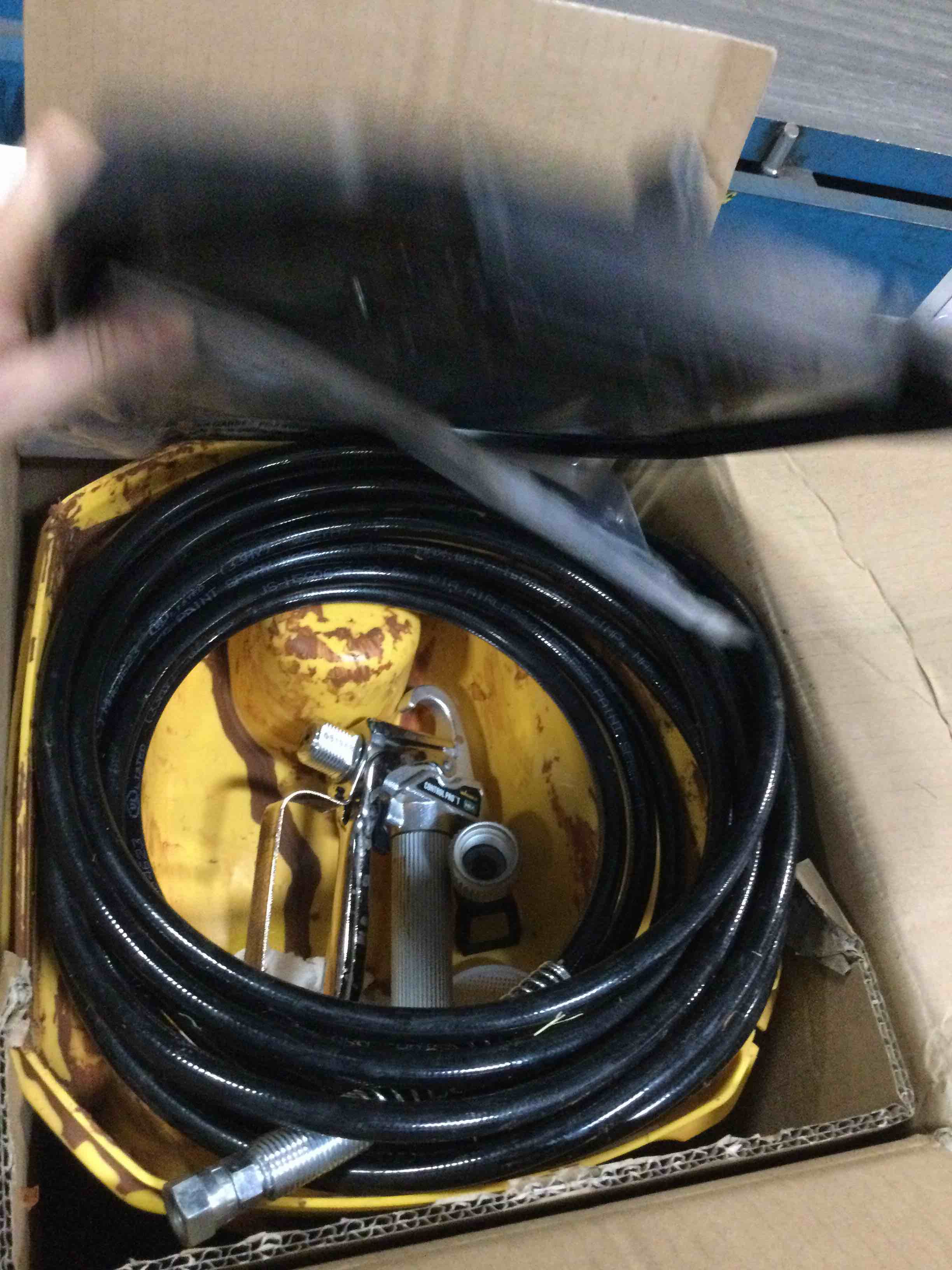 https://s3.amazonaws.com/lotting-images-prod/bidfta/BLU6850820_1722391968022.jpeg
