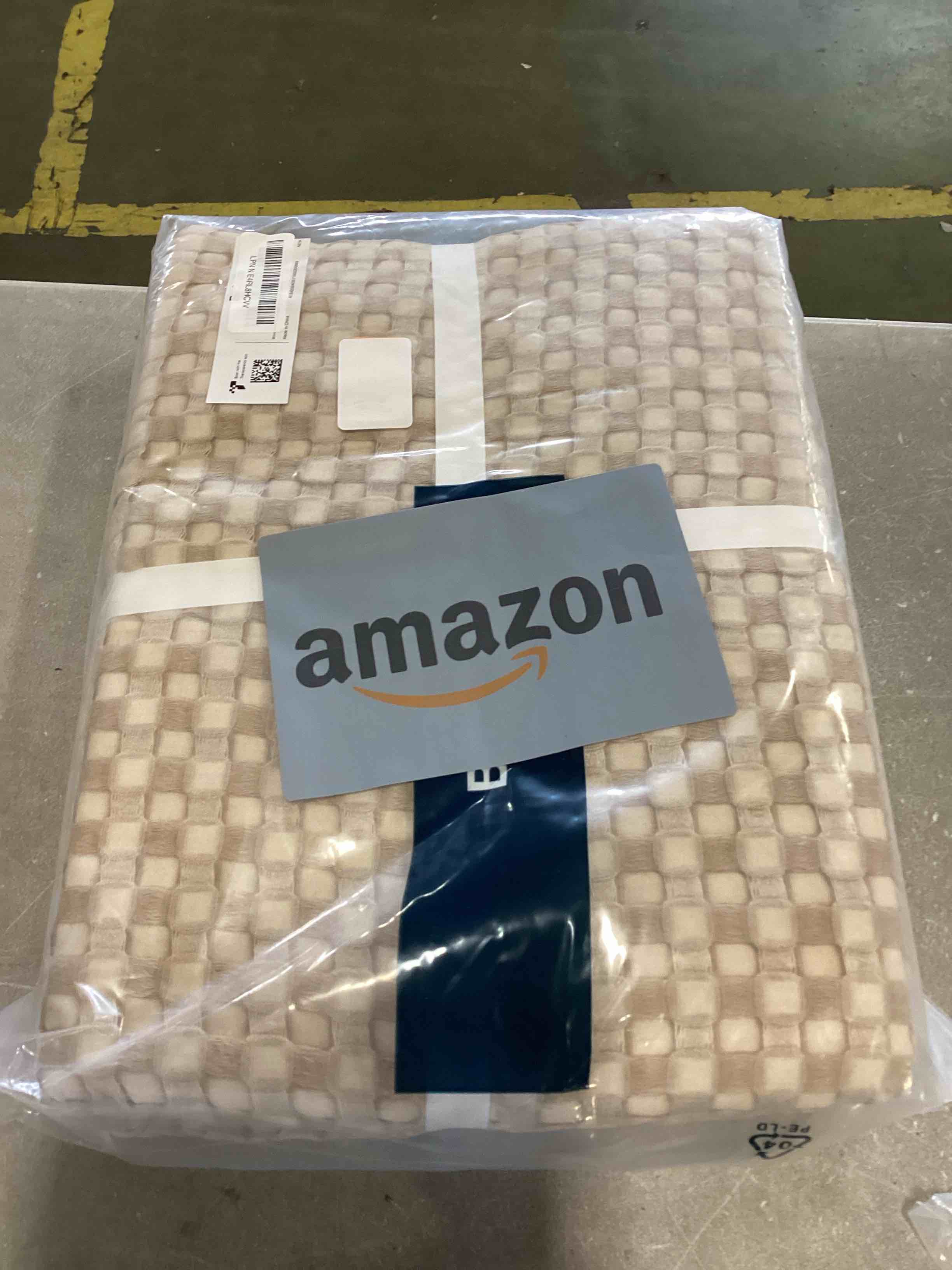 https://s3.amazonaws.com/lotting-images-prod/bidfta/BLU6851624_1722272671050.jpeg