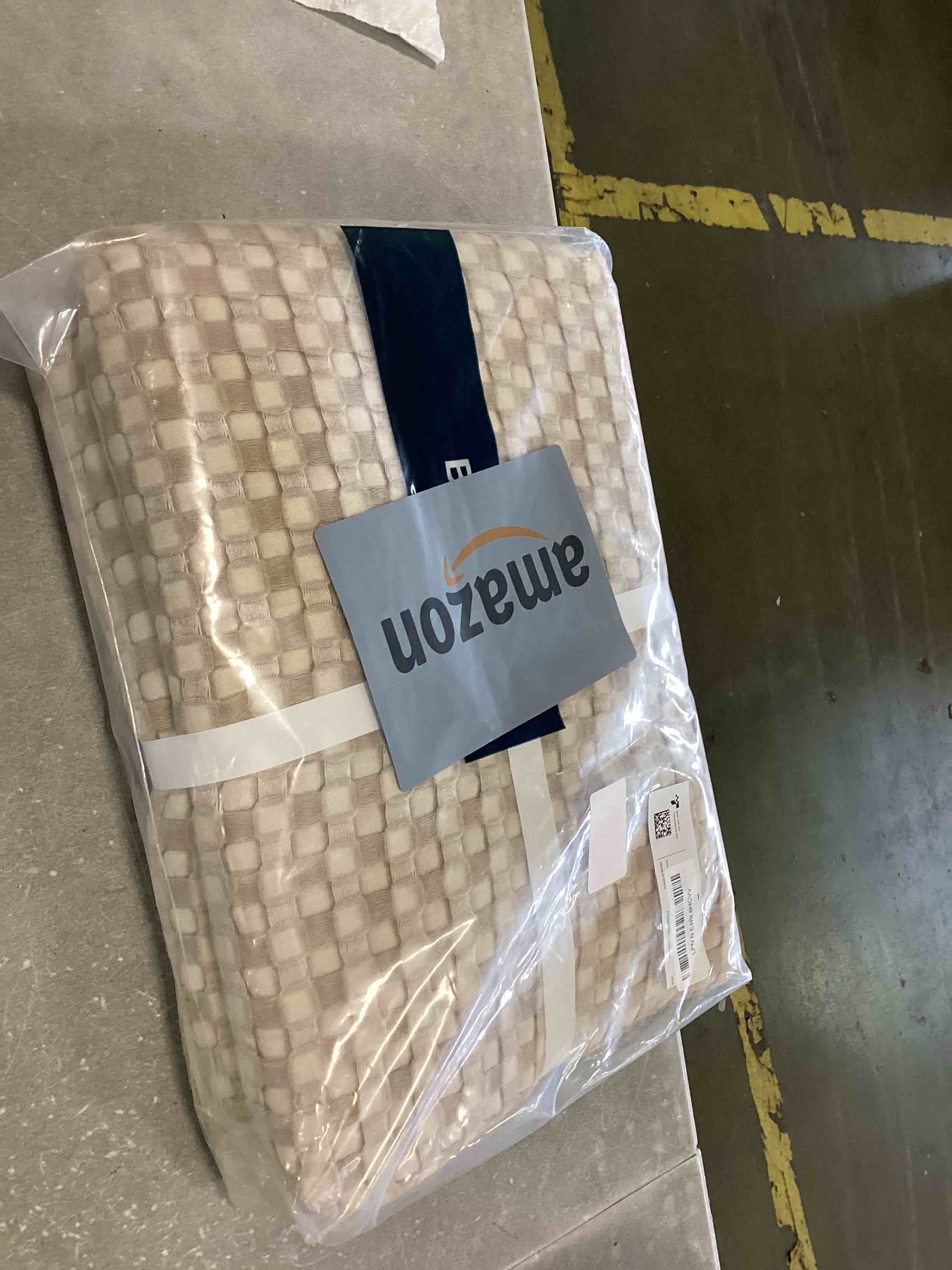 https://s3.amazonaws.com/lotting-images-prod/bidfta/BLU6851624_1722272687712.jpeg