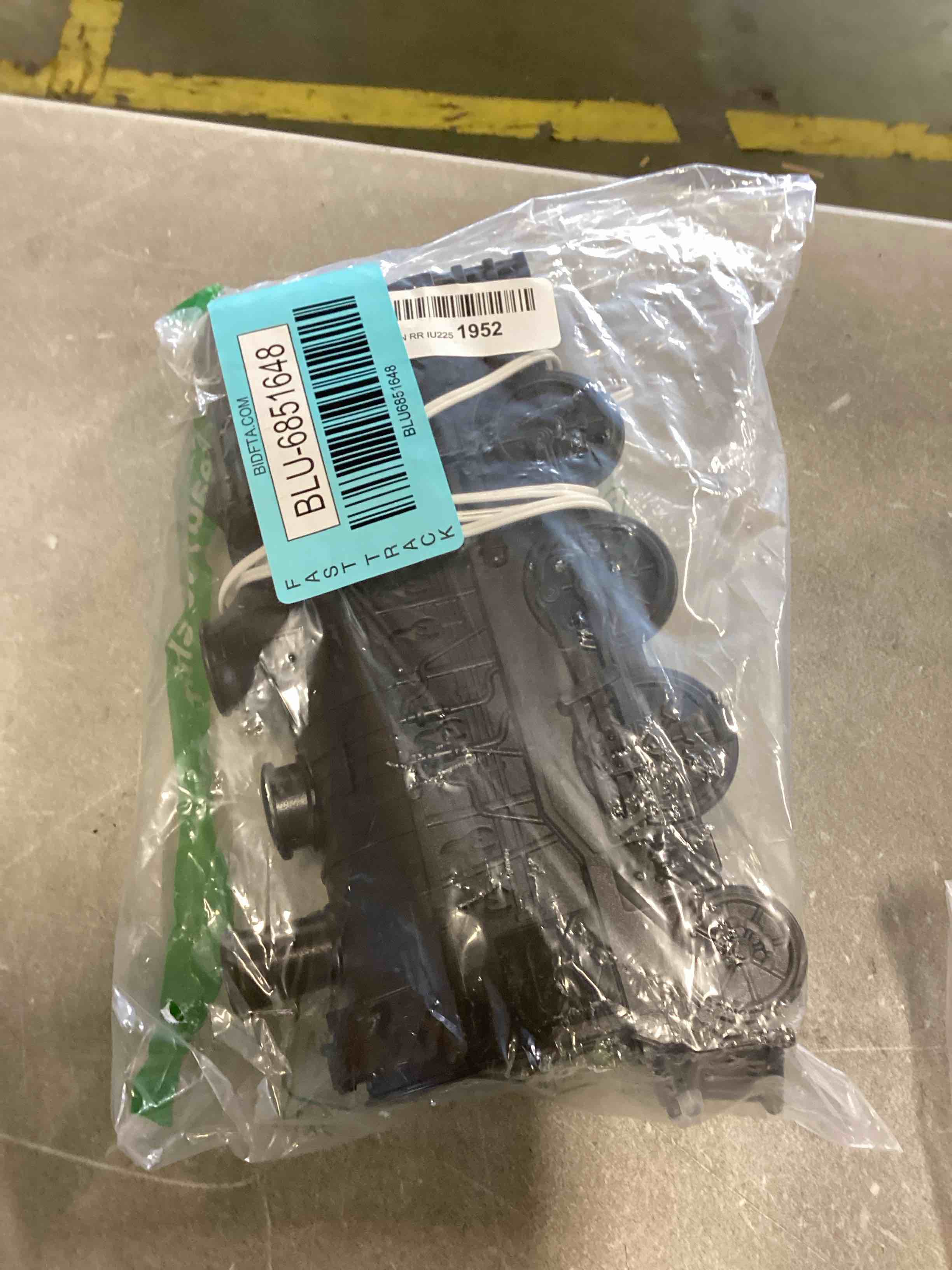 https://s3.amazonaws.com/lotting-images-prod/bidfta/BLU6851648_1722275607074.jpeg