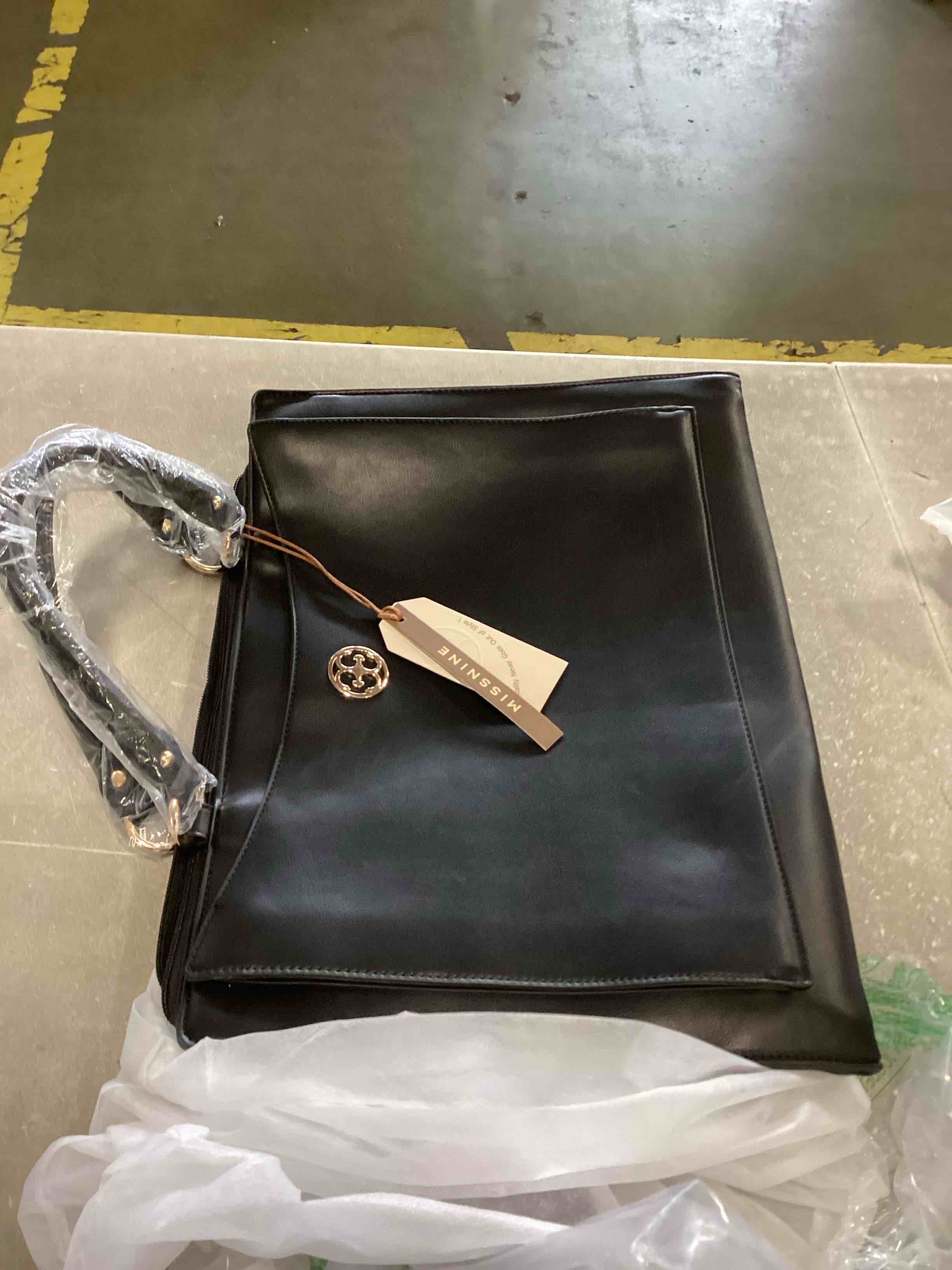 https://s3.amazonaws.com/lotting-images-prod/bidfta/BLU6852273_1722525335544.jpeg