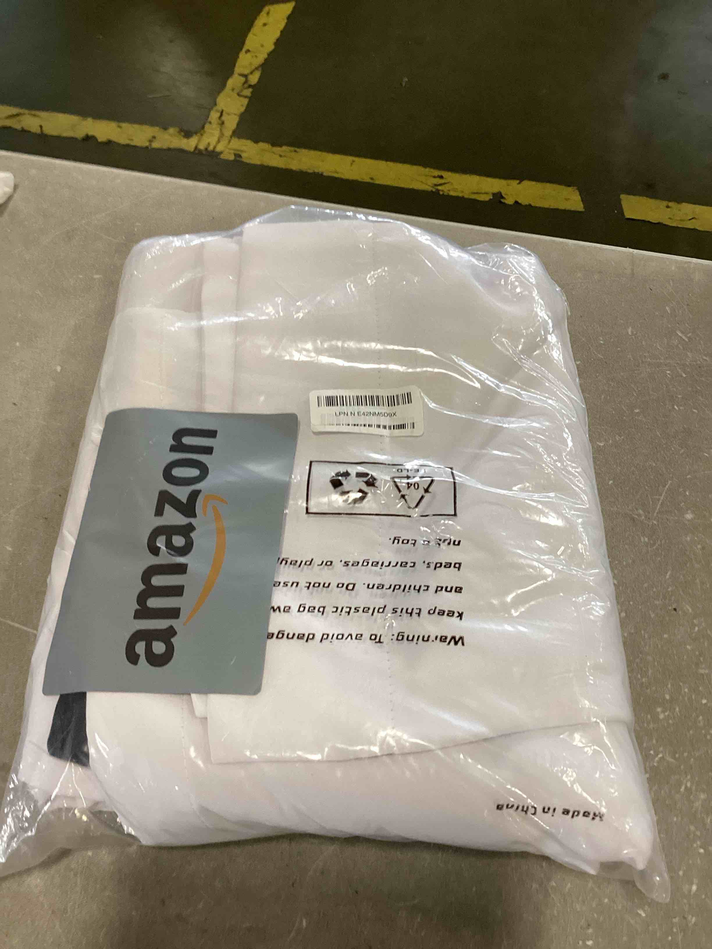 https://s3.amazonaws.com/lotting-images-prod/bidfta/BLU6852280_1722525713829.jpeg