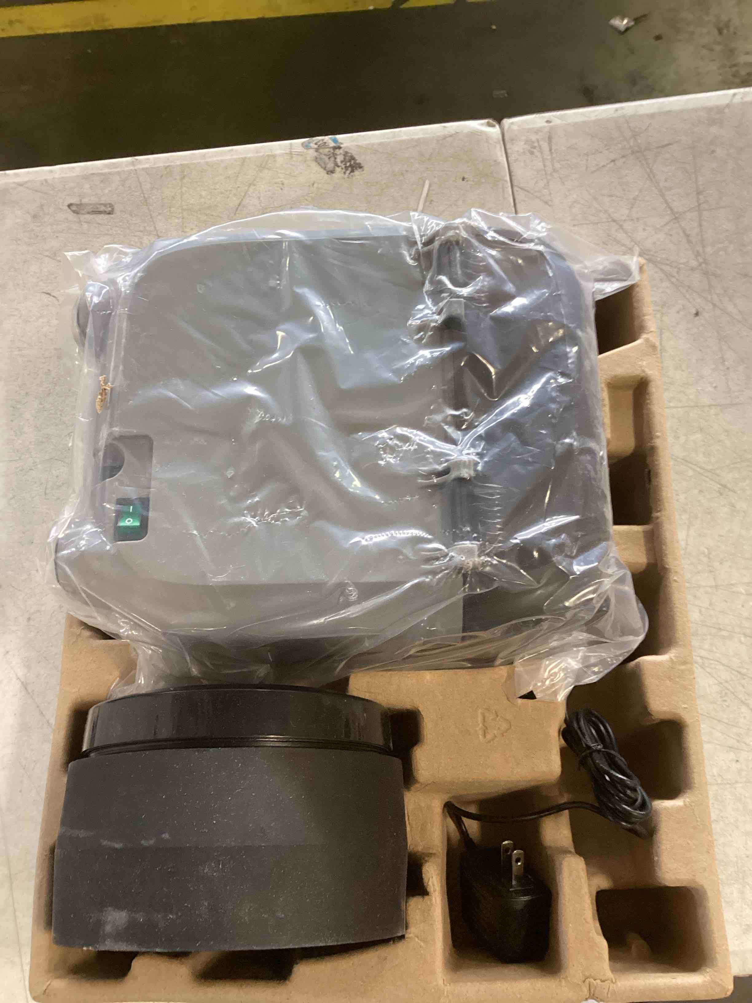 https://s3.amazonaws.com/lotting-images-prod/bidfta/BLU6852504_1721832944452.jpeg