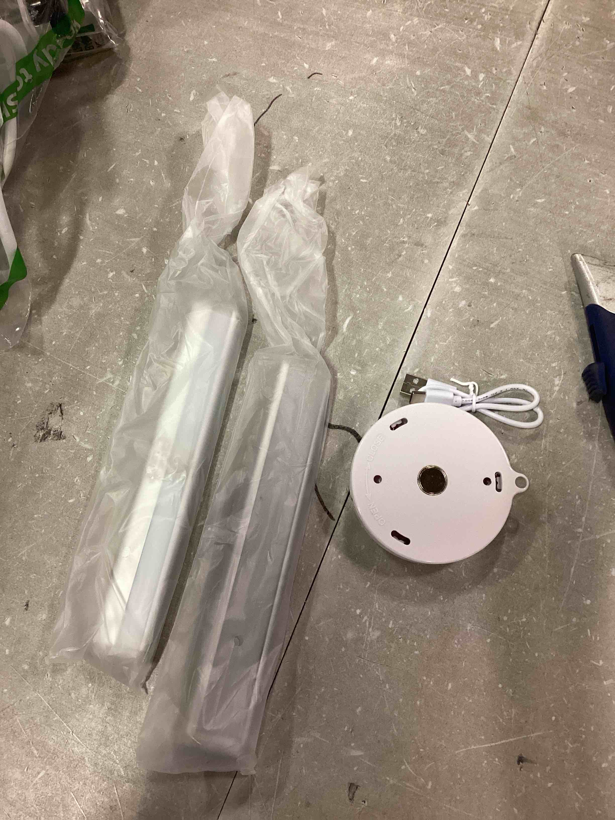 https://s3.amazonaws.com/lotting-images-prod/bidfta/BLU6854056_1721855403685.jpeg