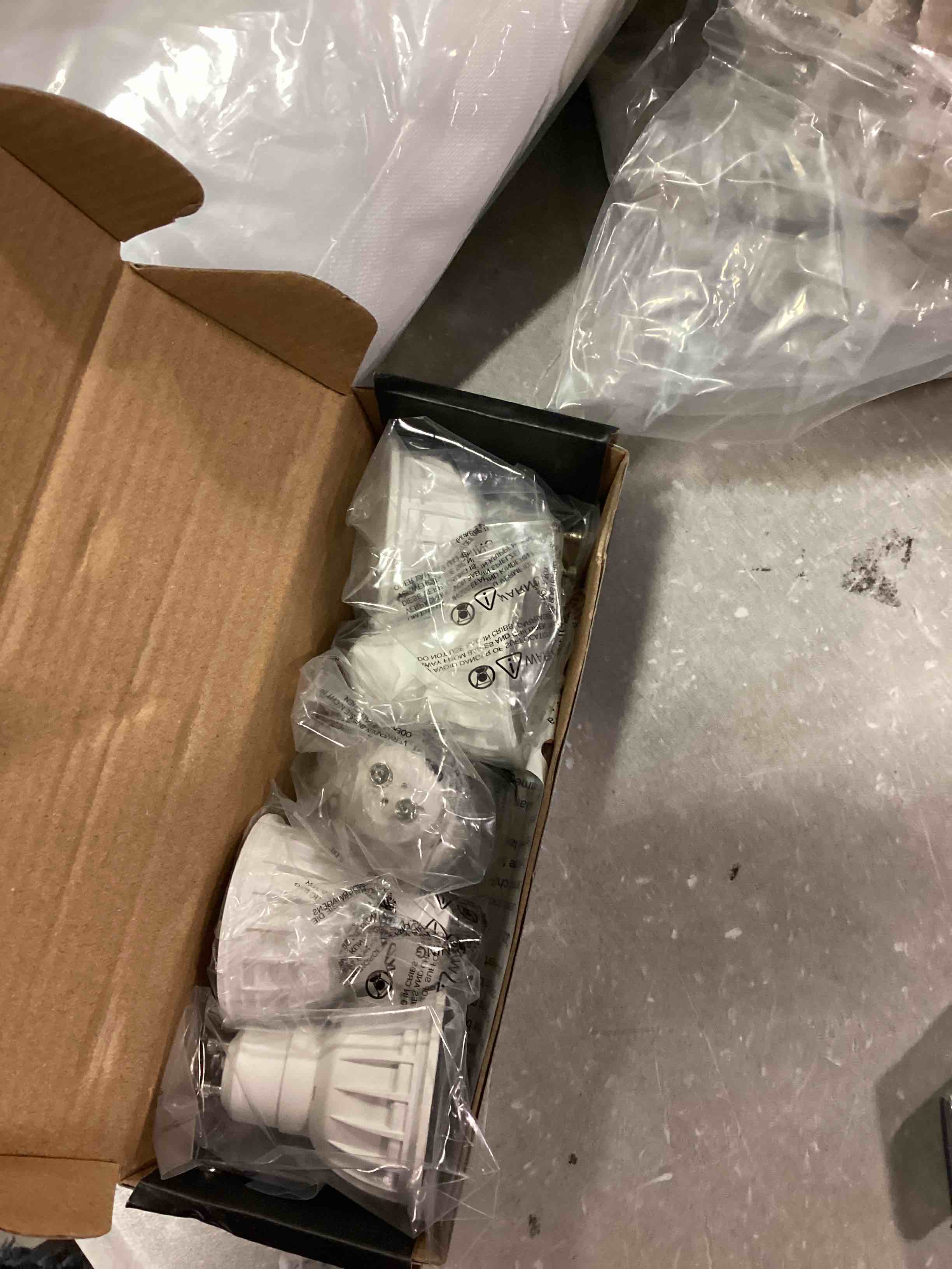 https://s3.amazonaws.com/lotting-images-prod/bidfta/BLU6854662_1721970939195.jpeg