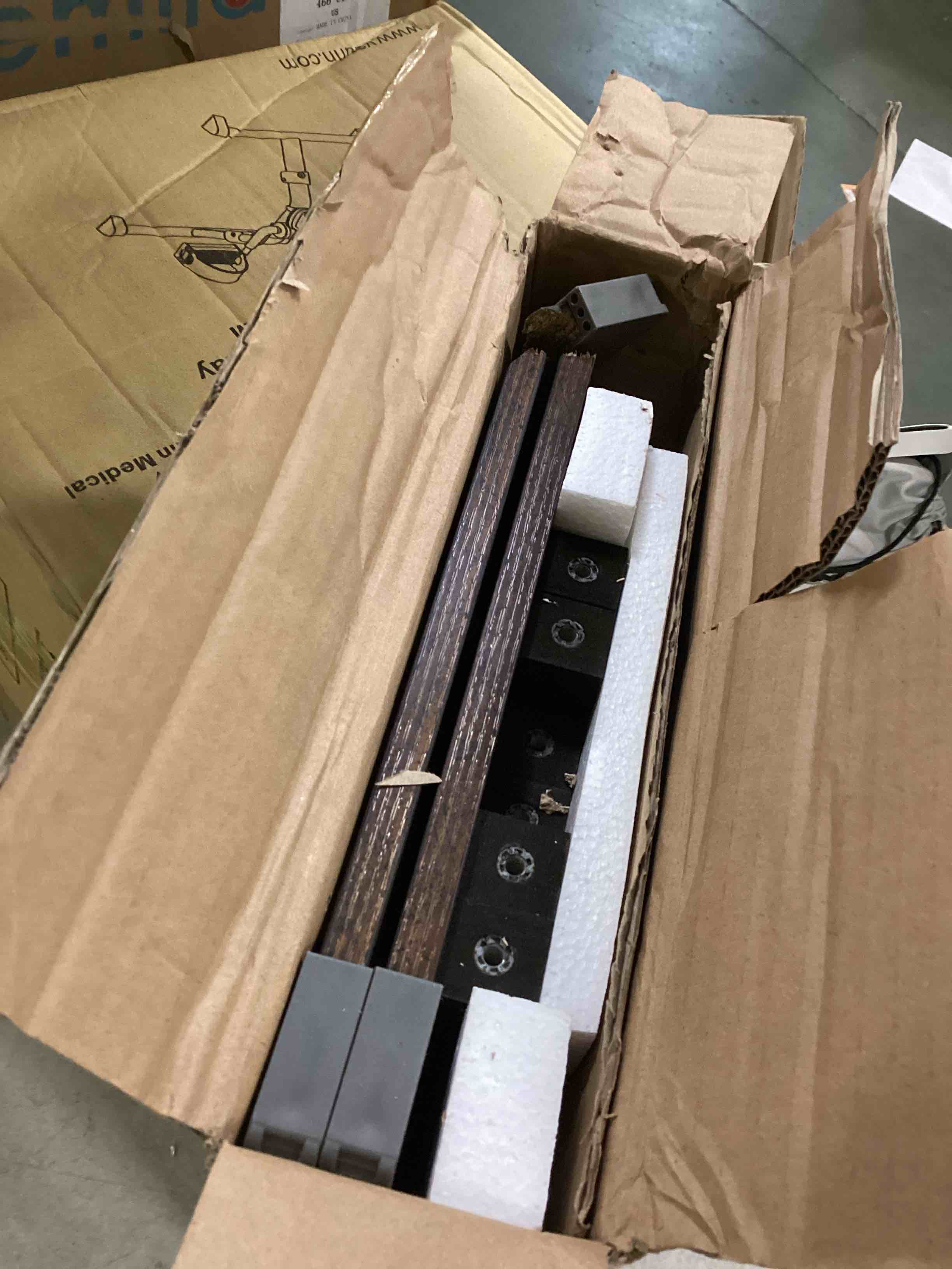 https://s3.amazonaws.com/lotting-images-prod/bidfta/BLU6855453_1721823846780.jpeg