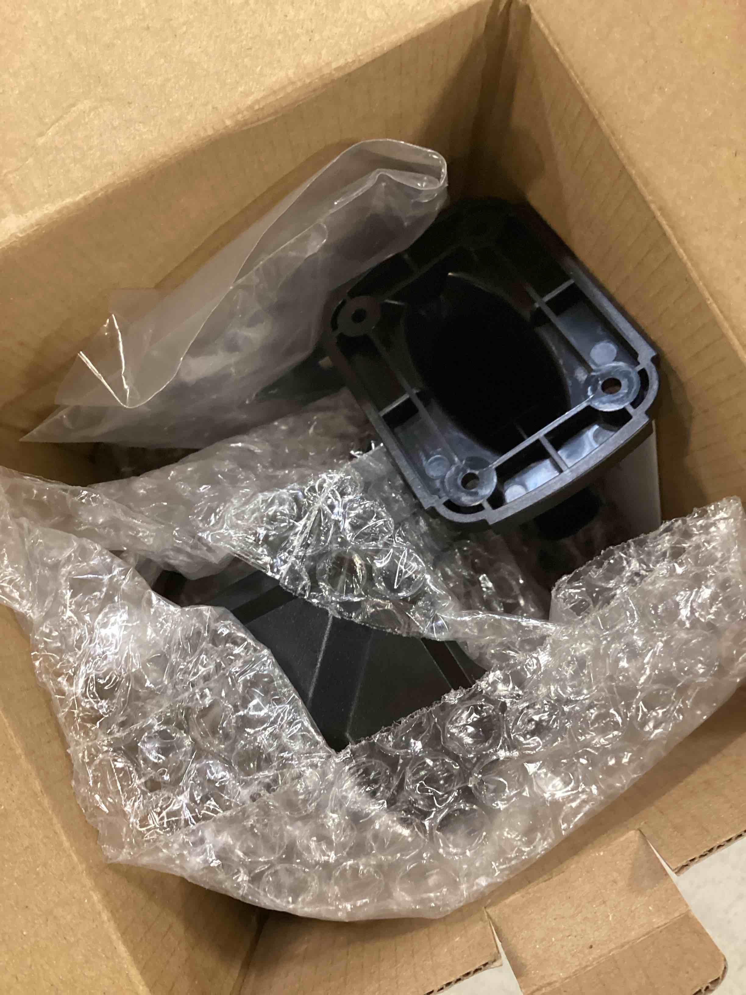 https://s3.amazonaws.com/lotting-images-prod/bidfta/BLU6855527_1721828053882.jpeg