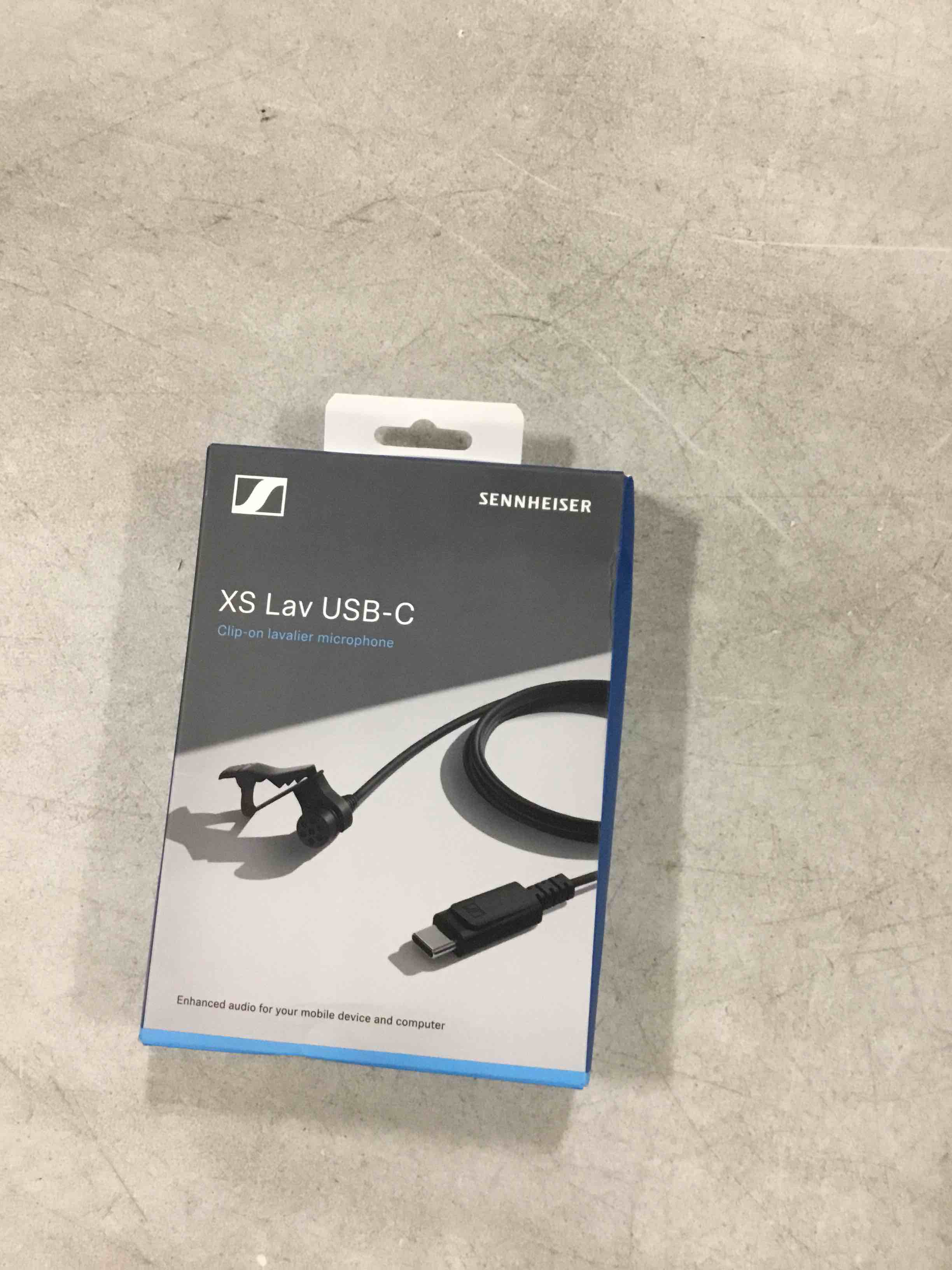 https://s3.amazonaws.com/lotting-images-prod/bidfta/BLU6856707_1722057789169.jpeg
