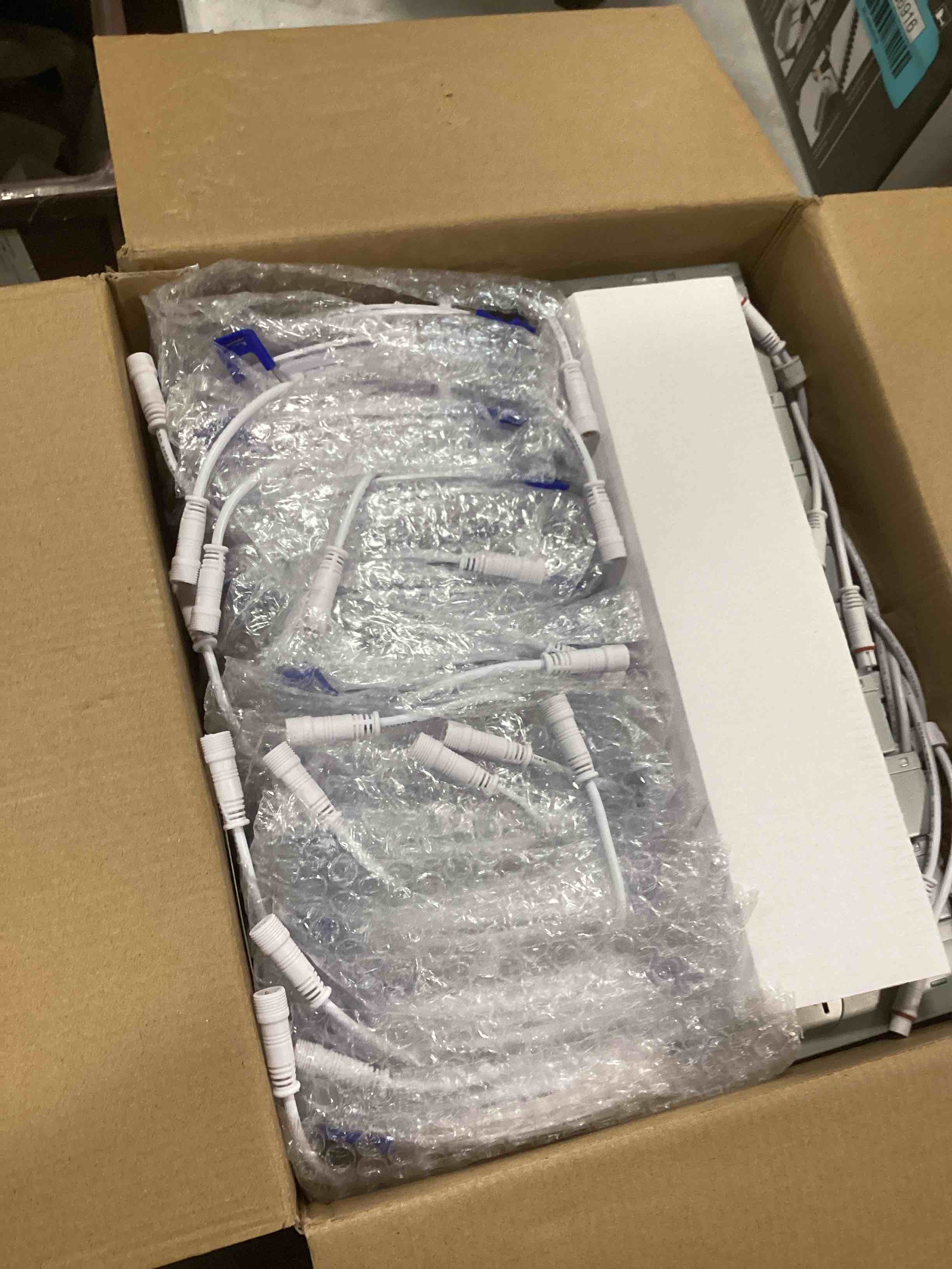 https://s3.amazonaws.com/lotting-images-prod/bidfta/BLU6856920_1722274560591.jpeg