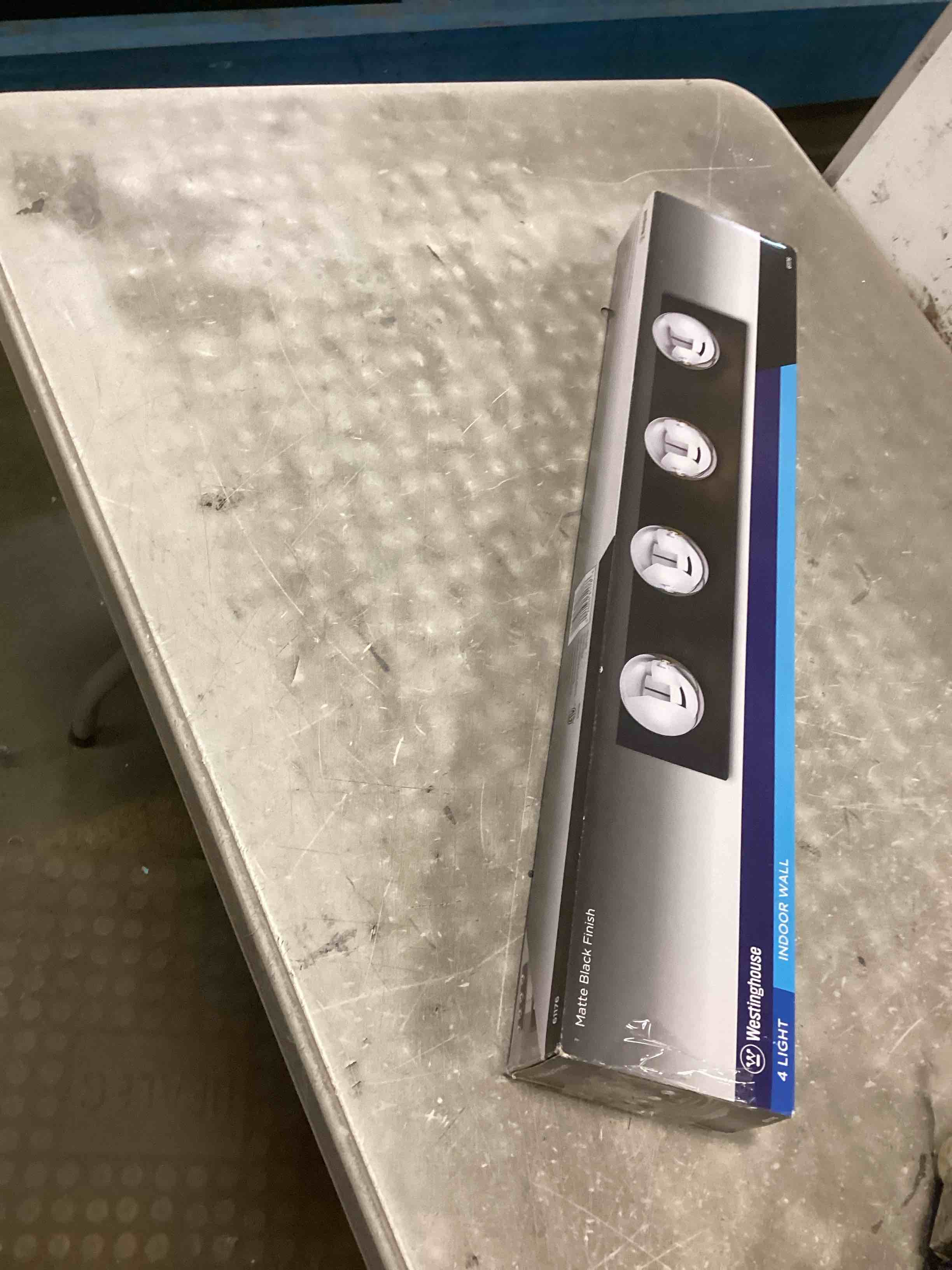 https://s3.amazonaws.com/lotting-images-prod/bidfta/BLU6857467_1721825994592.jpeg