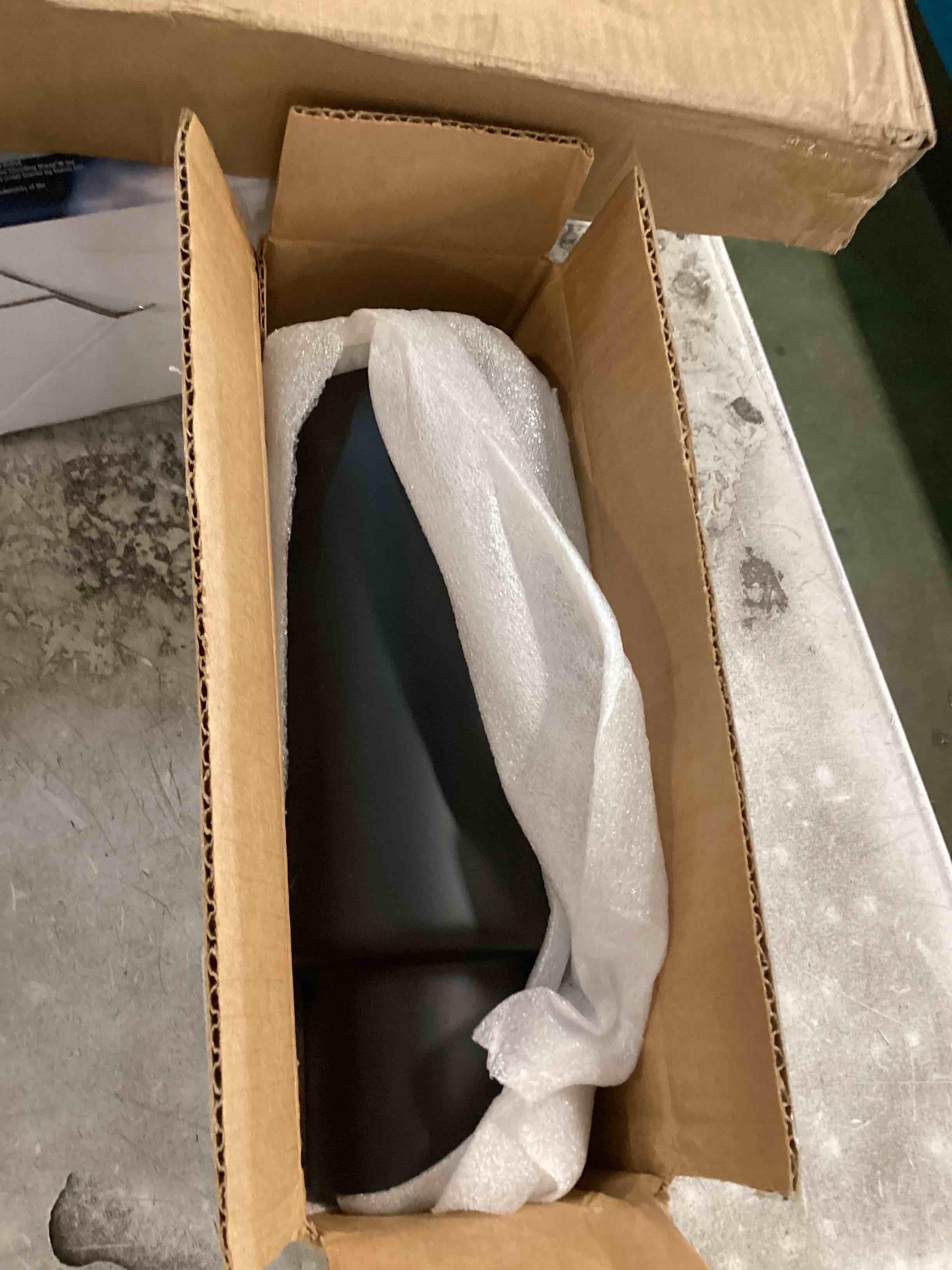 https://s3.amazonaws.com/lotting-images-prod/bidfta/BLU6858730_1721748216628.jpeg