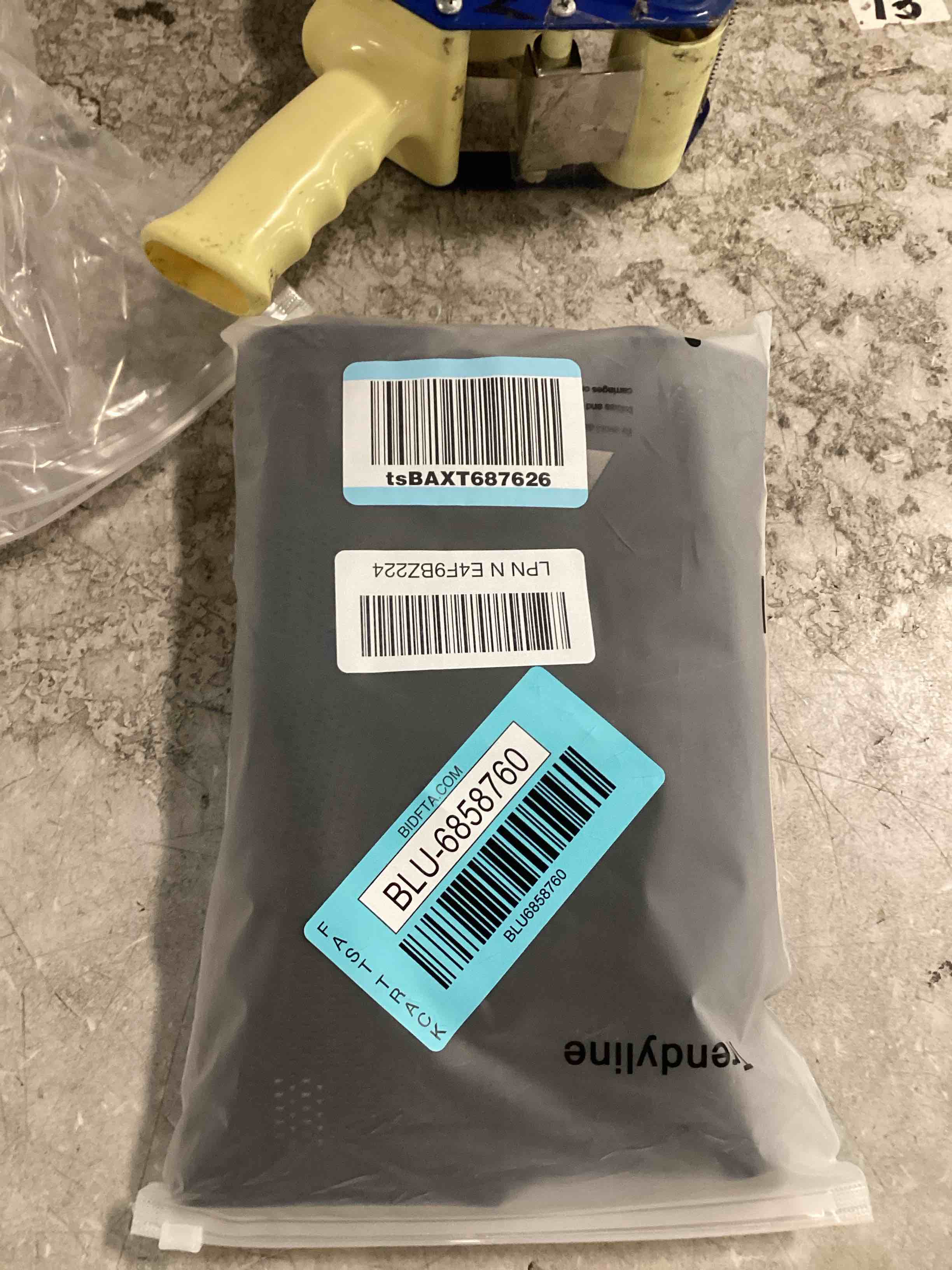 https://s3.amazonaws.com/lotting-images-prod/bidfta/BLU6858760_1721750676208.jpeg