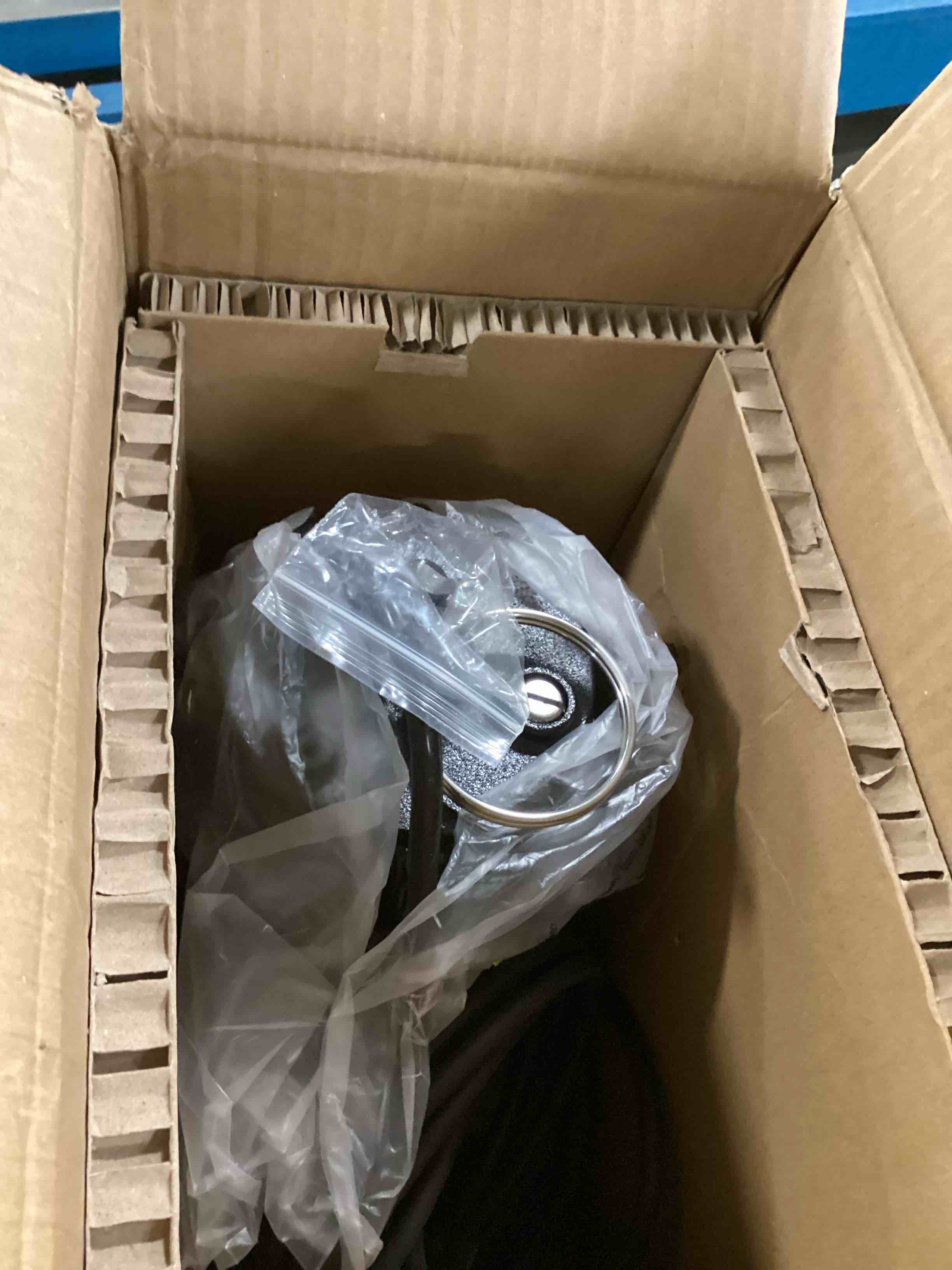 https://s3.amazonaws.com/lotting-images-prod/bidfta/BLU6858898_1721823006485.jpeg