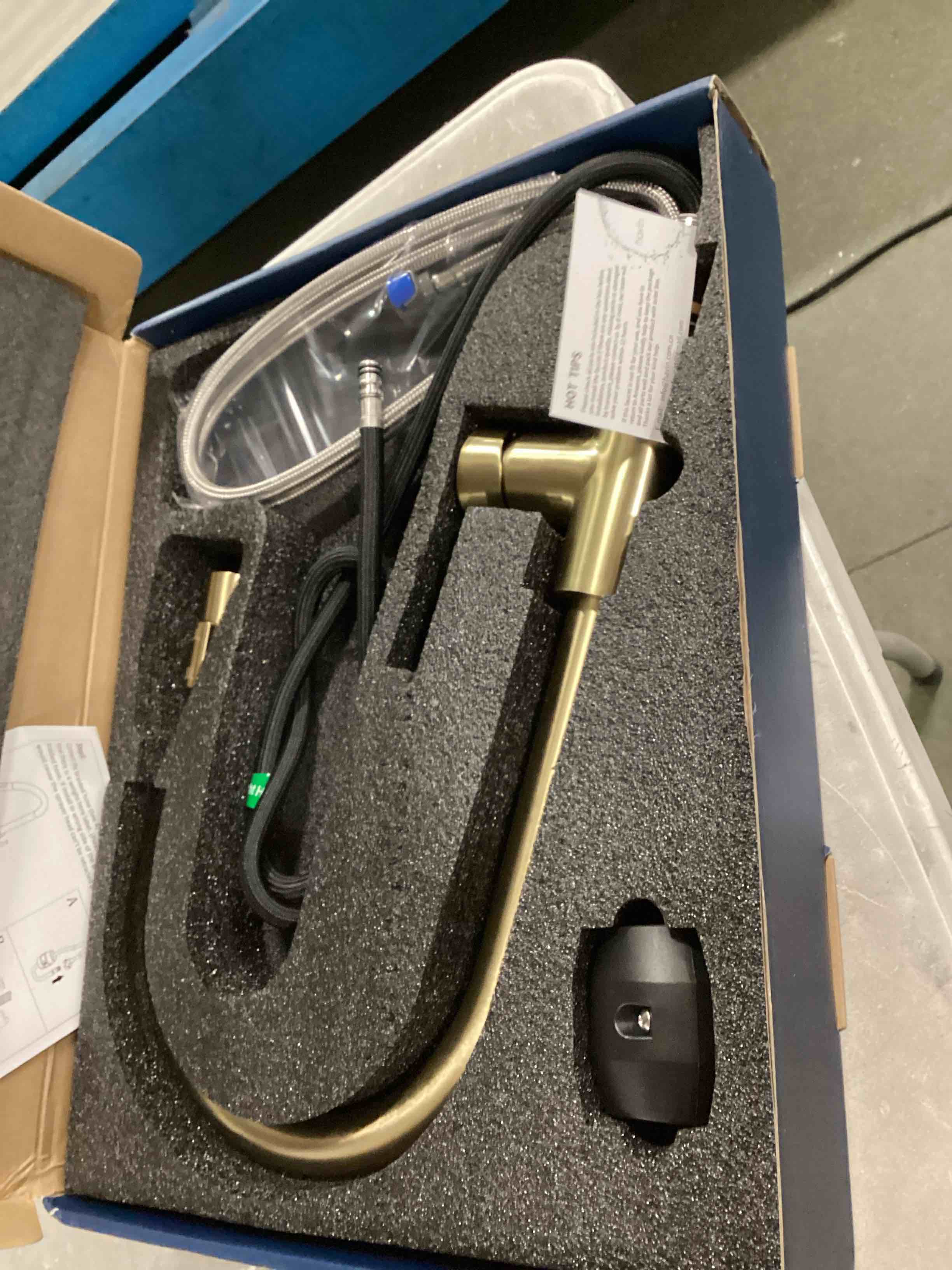 https://s3.amazonaws.com/lotting-images-prod/bidfta/BLU6859145_1721906384522.jpeg