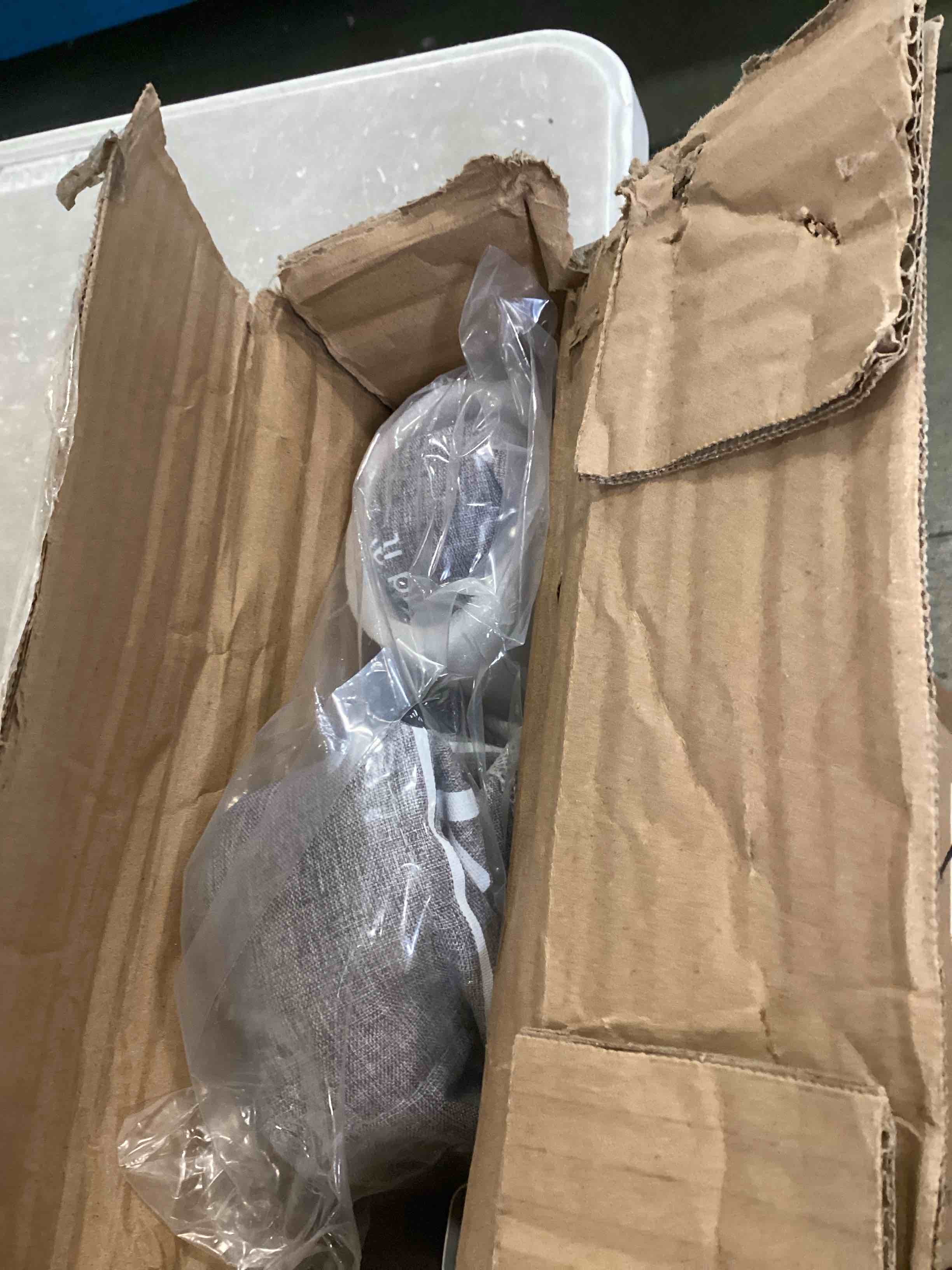 https://s3.amazonaws.com/lotting-images-prod/bidfta/BLU6859356_1721933349511.jpeg