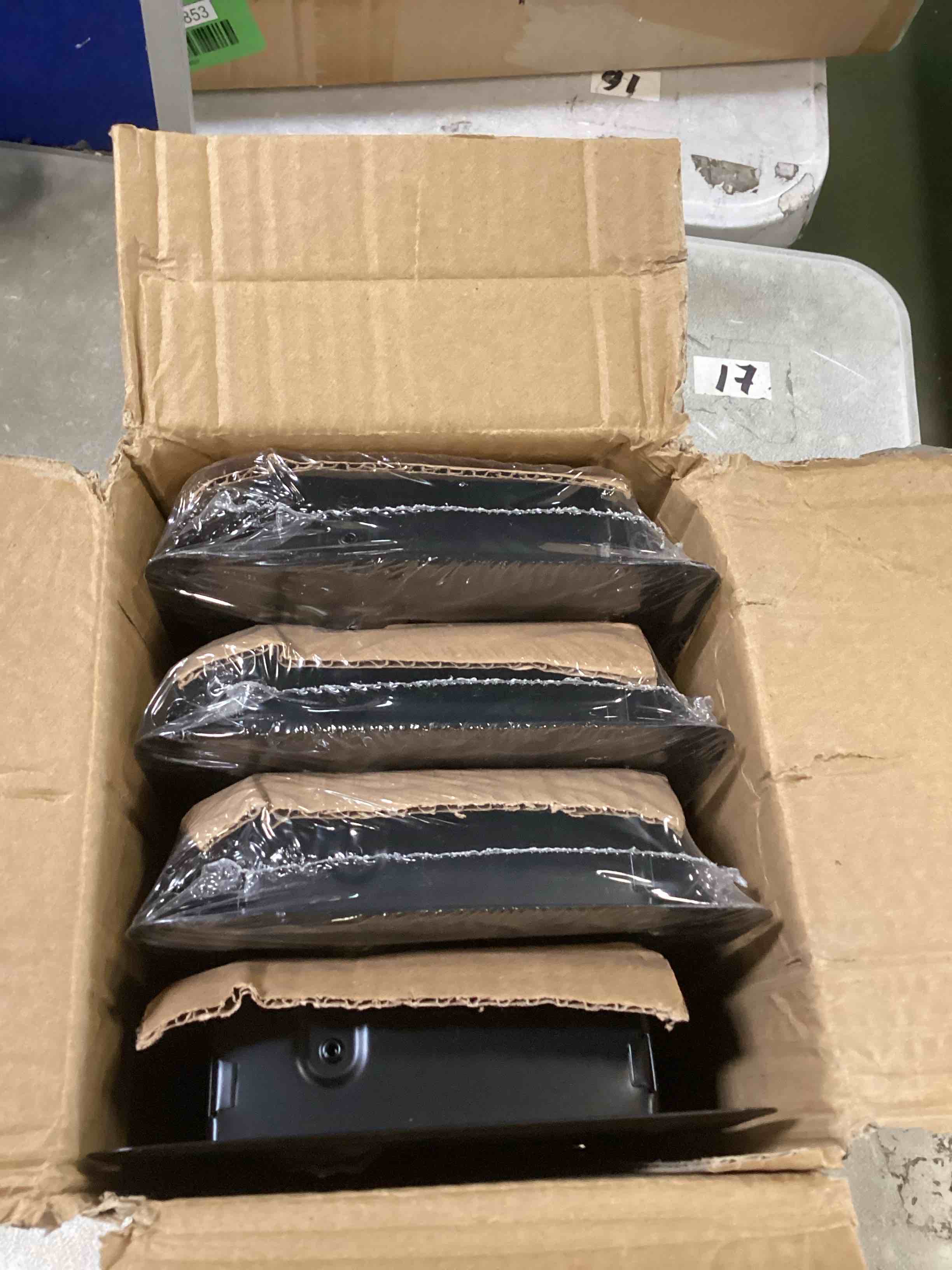 https://s3.amazonaws.com/lotting-images-prod/bidfta/BLU6859572_1722014444928.jpeg