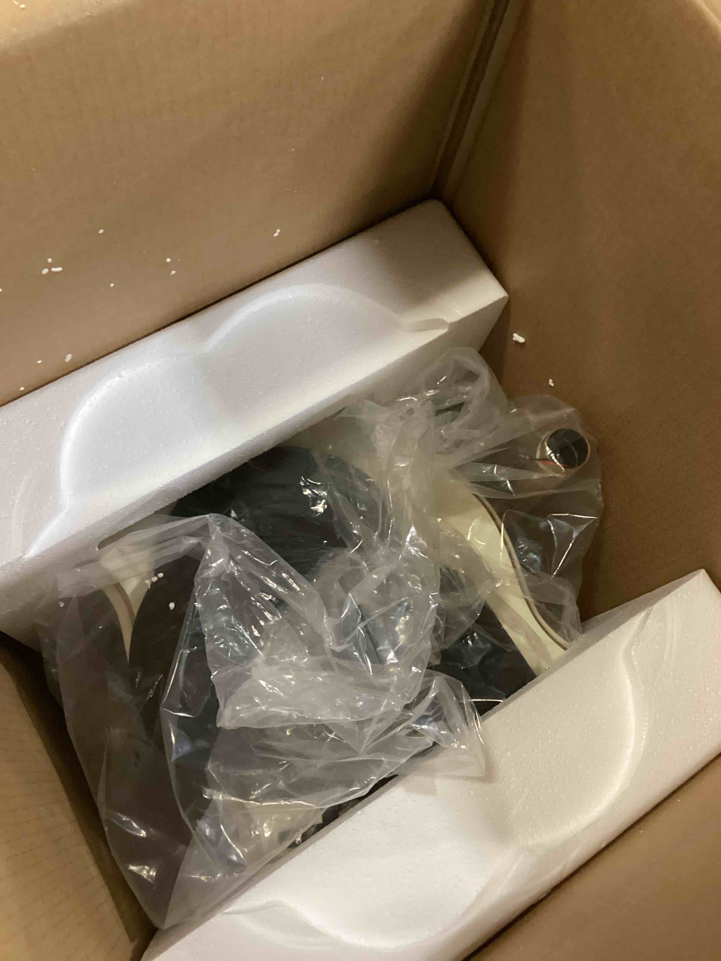https://s3.amazonaws.com/lotting-images-prod/bidfta/BLU6860970_1732026993783.jpeg